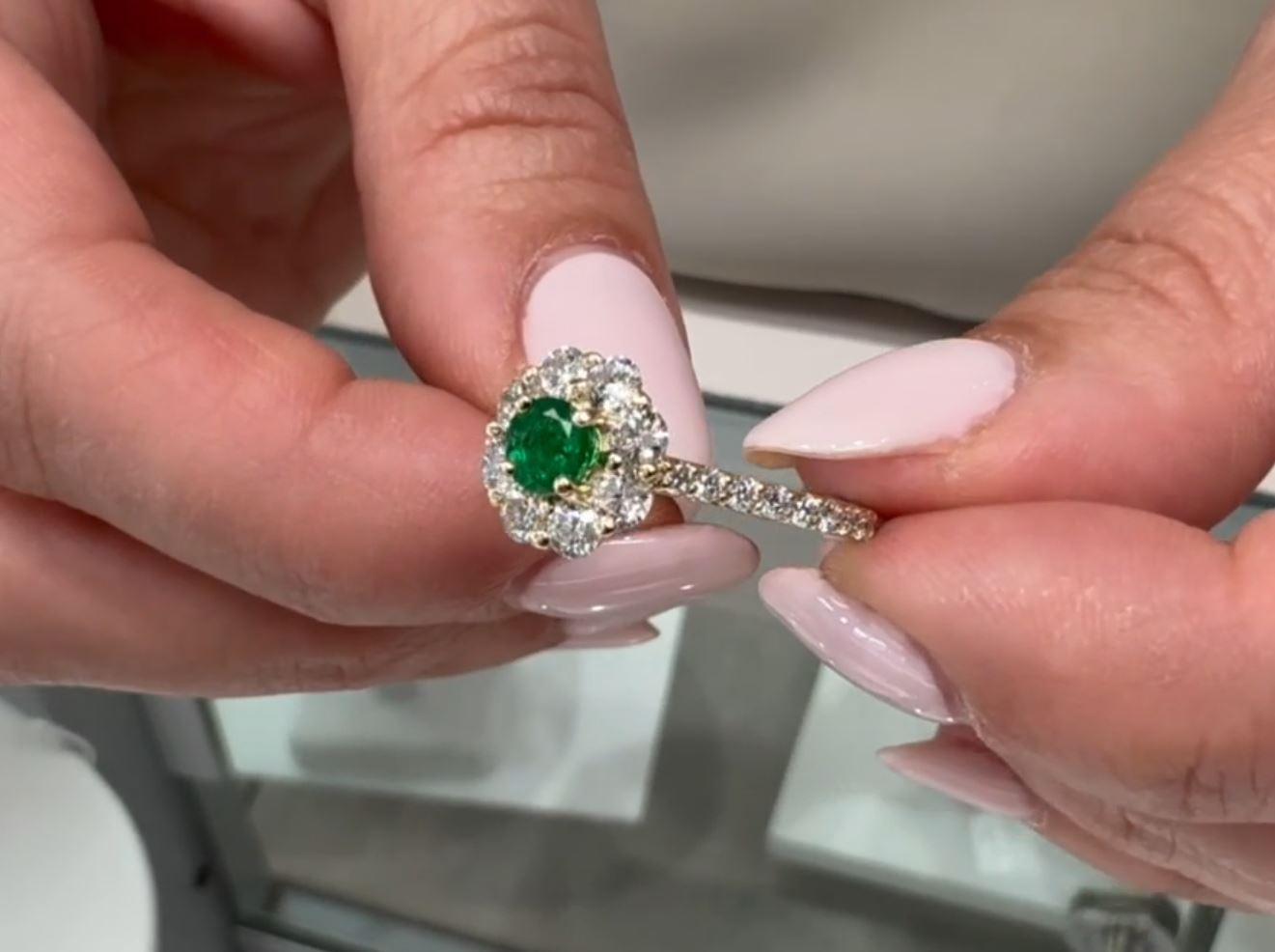 Round Emerald 1.03 Carats in 14K Yellow Gold & Diamond Floral Halo Ring For Sale 2