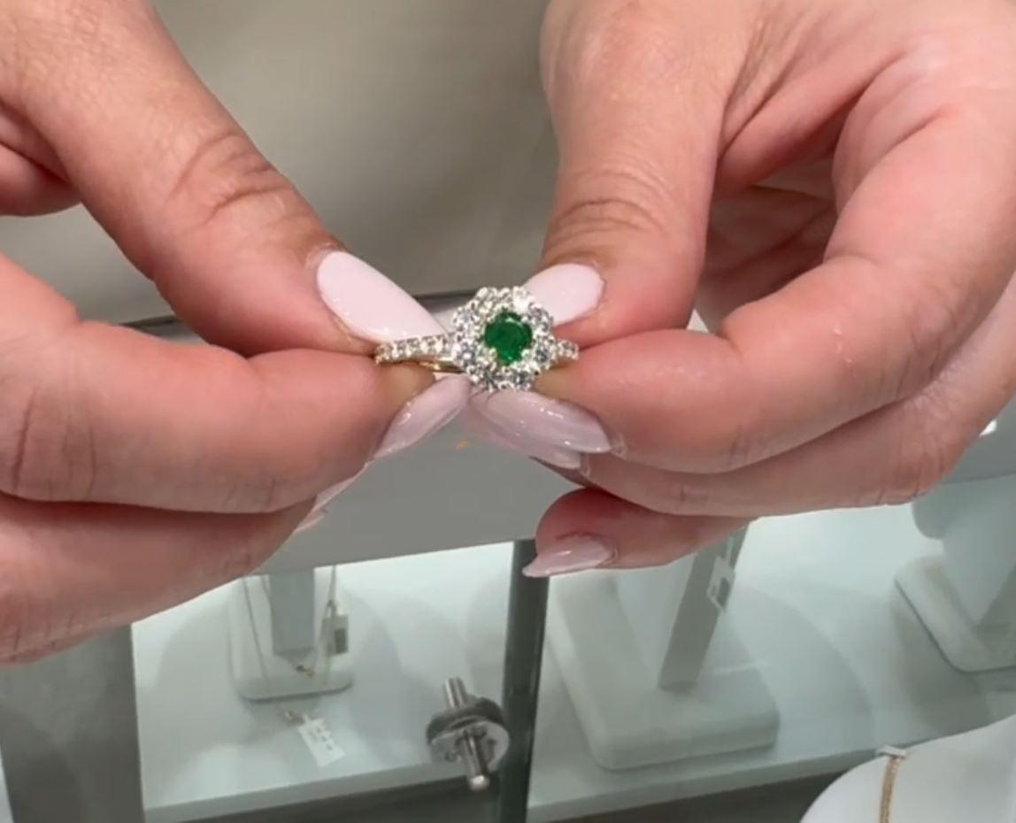 Round Emerald 1.03 Carats in 14K Yellow Gold & Diamond Floral Halo Ring For Sale 3
