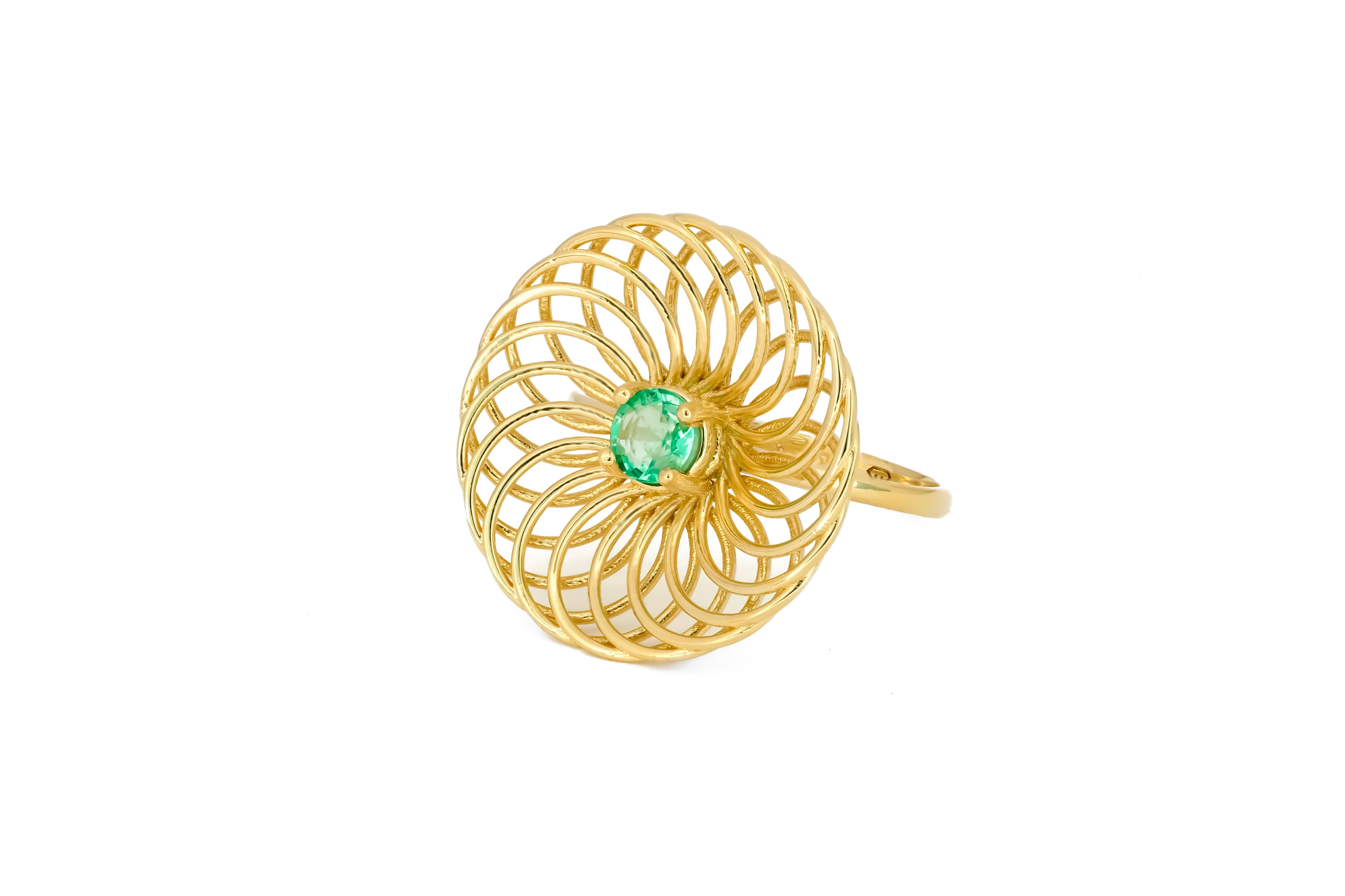 Women's Round emerald 14k gold ring.  For Sale