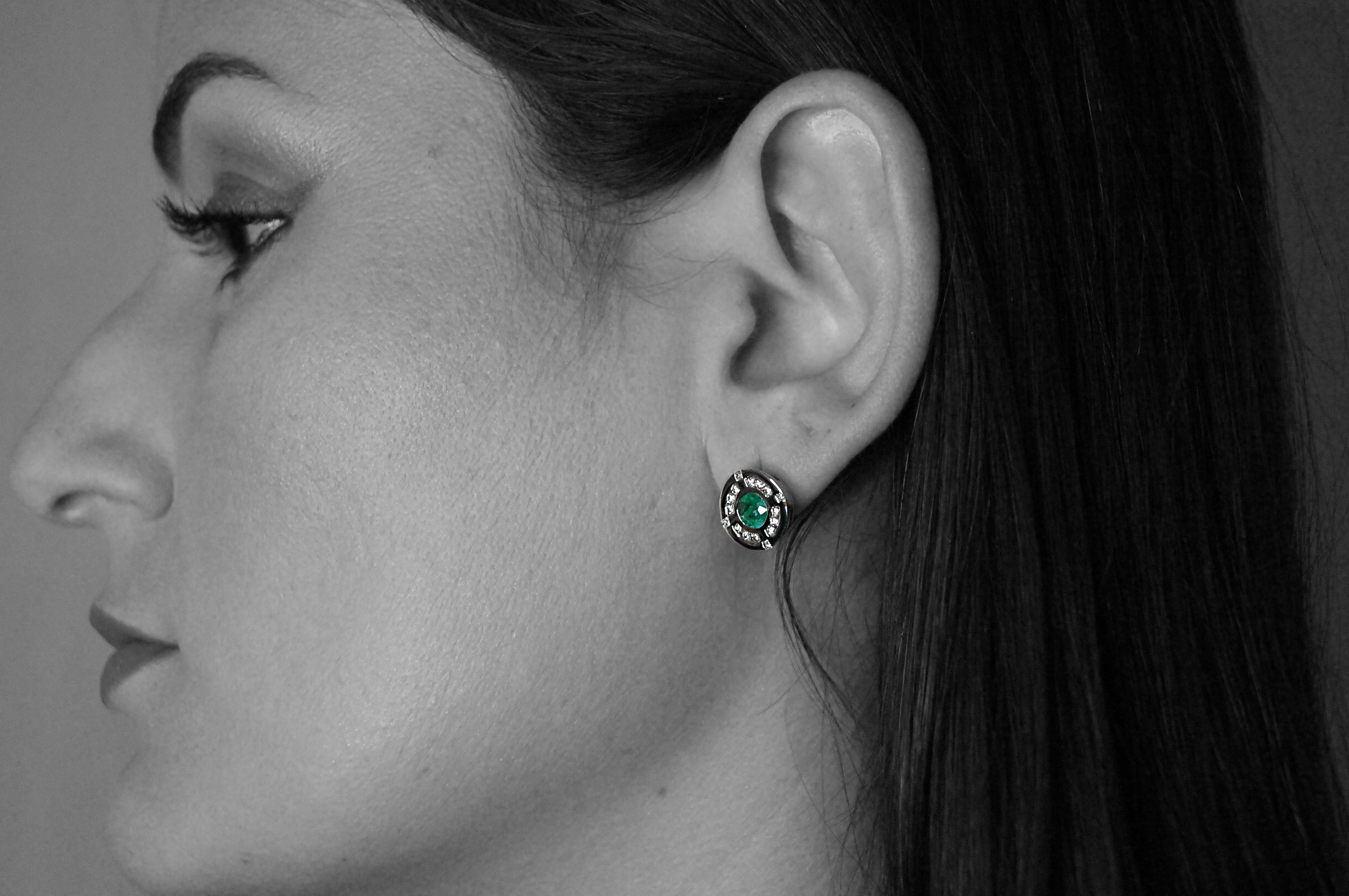 Taille ronde Boucles d'oreilles en or blanc avec émeraude ronde et diamant par Alexander Leyser en vente