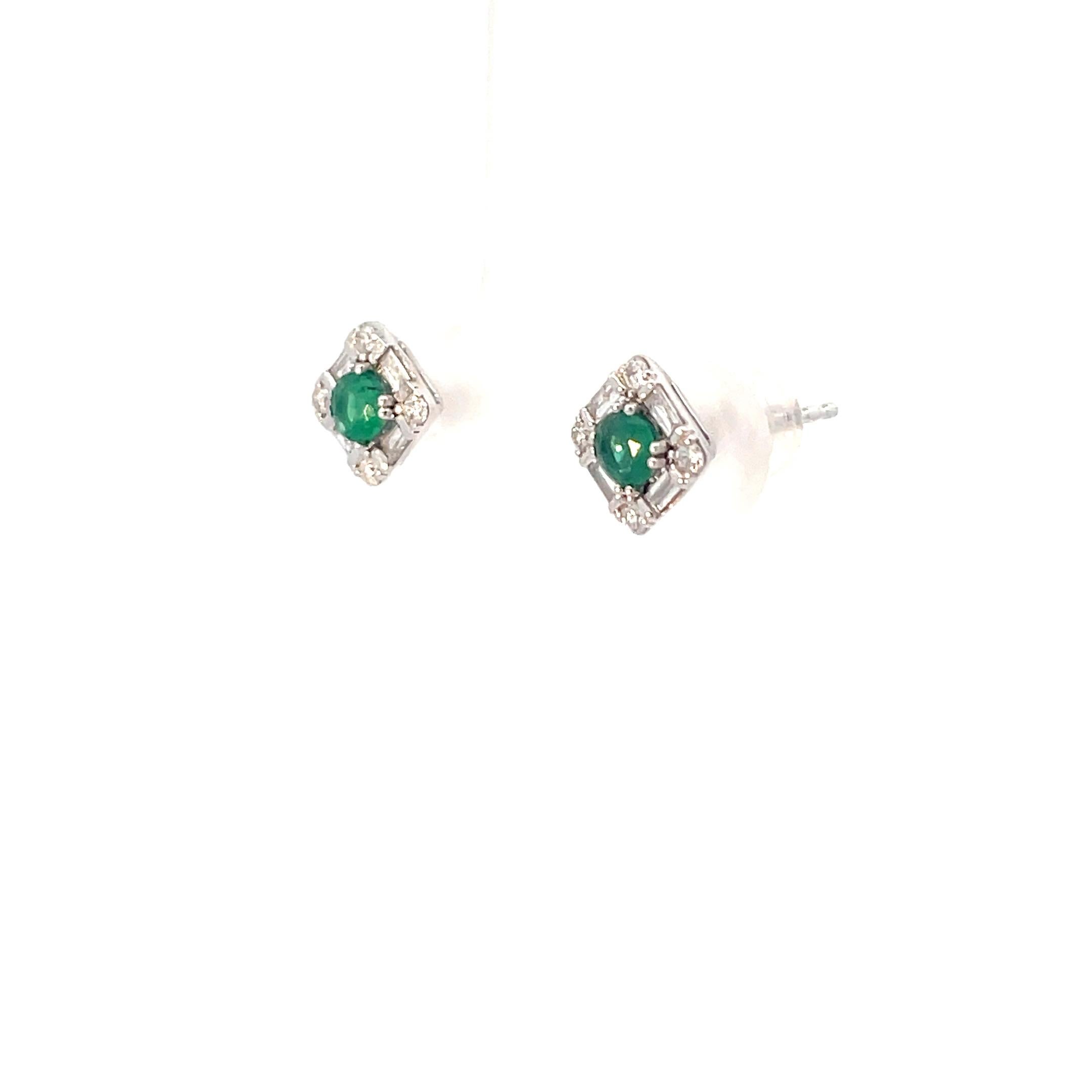 Contemporaneo Round Emerald and Diamond Stud Earrings in 18K White Gold in vendita