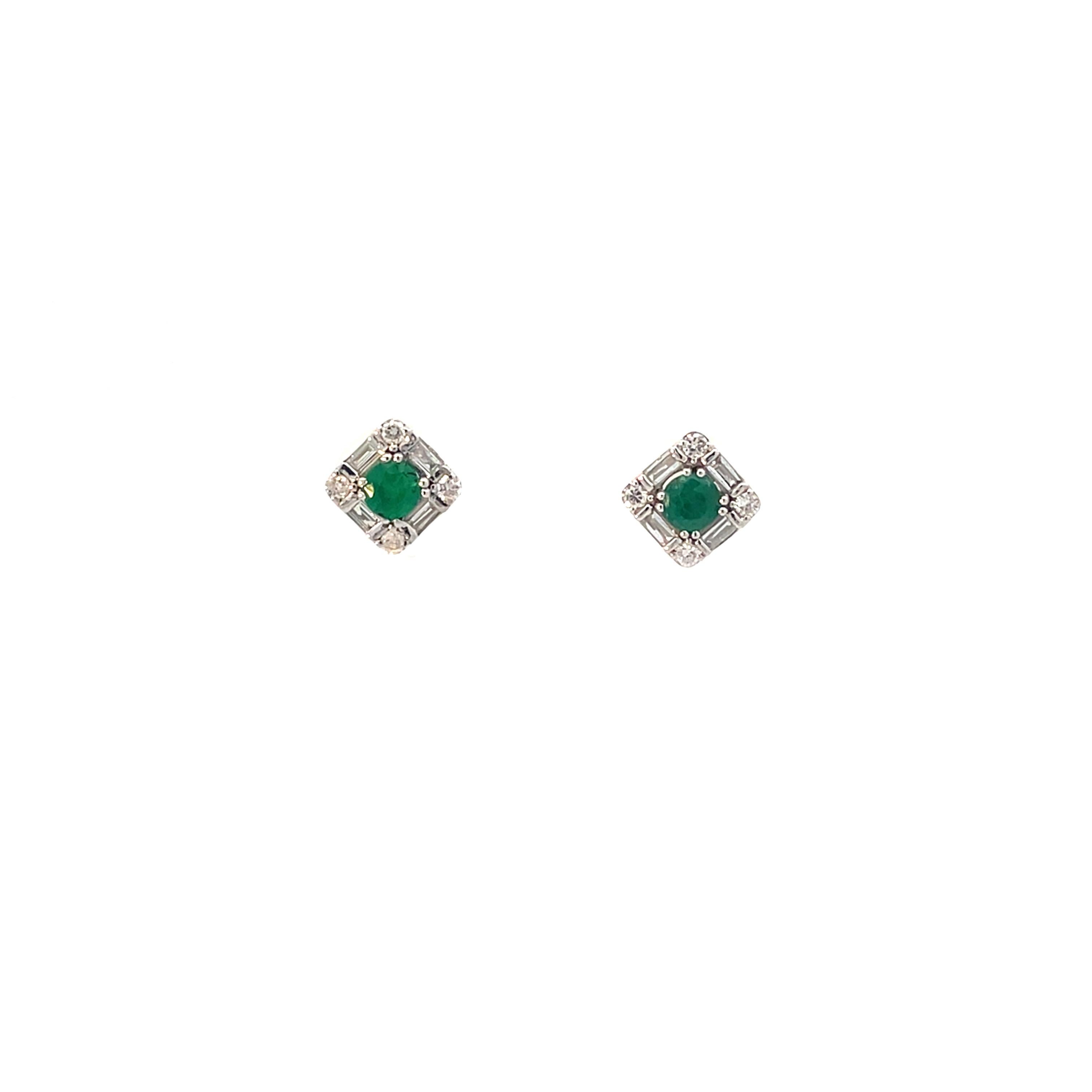 Taglio rotondo Round Emerald and Diamond Stud Earrings in 18K White Gold in vendita
