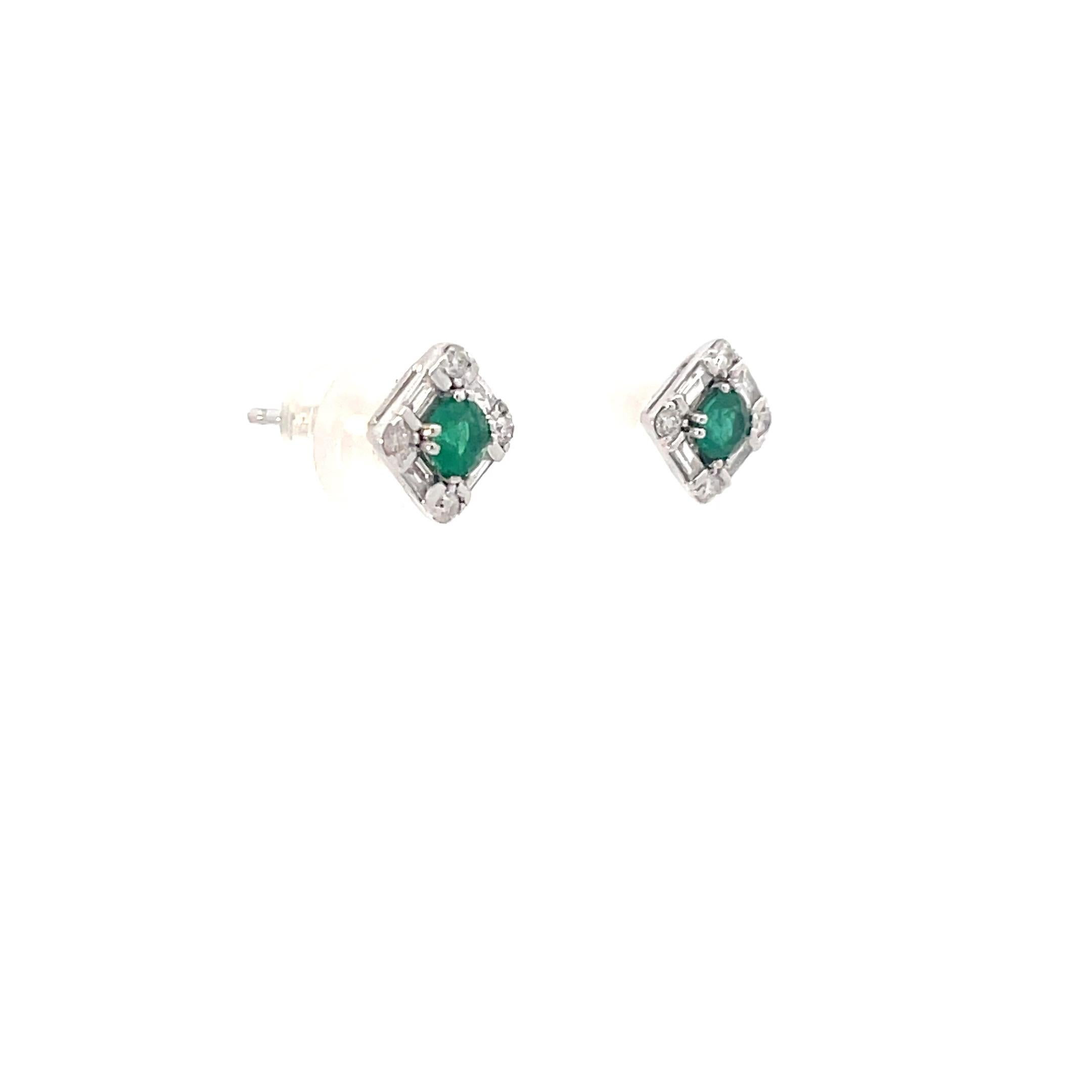Round Emerald and Diamond Stud Earrings in 18K White Gold In condizioni Nuovo in vendita a Hong Kong, HK