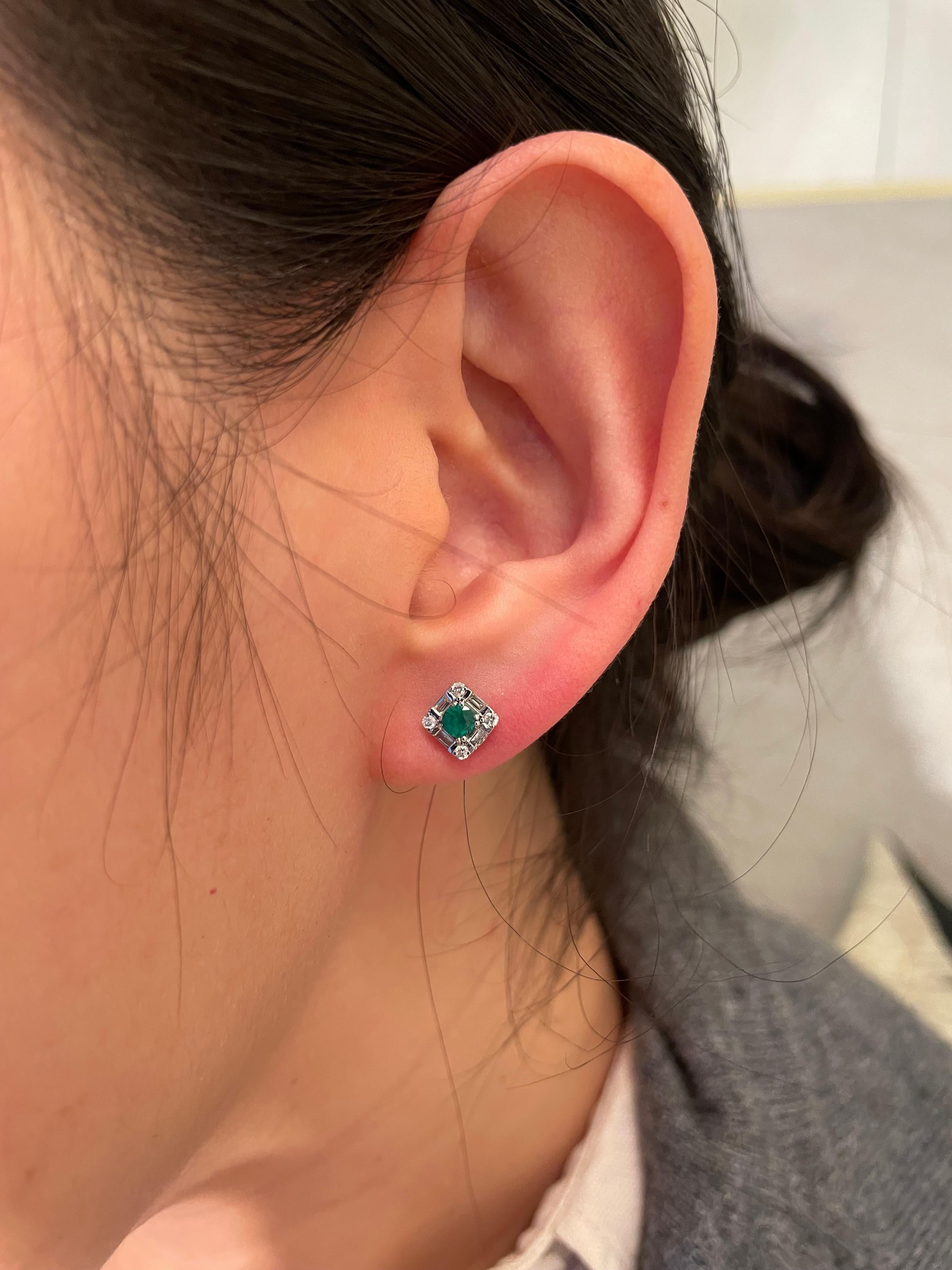 da uomo o donna Round Emerald and Diamond Stud Earrings in 18K White Gold in vendita