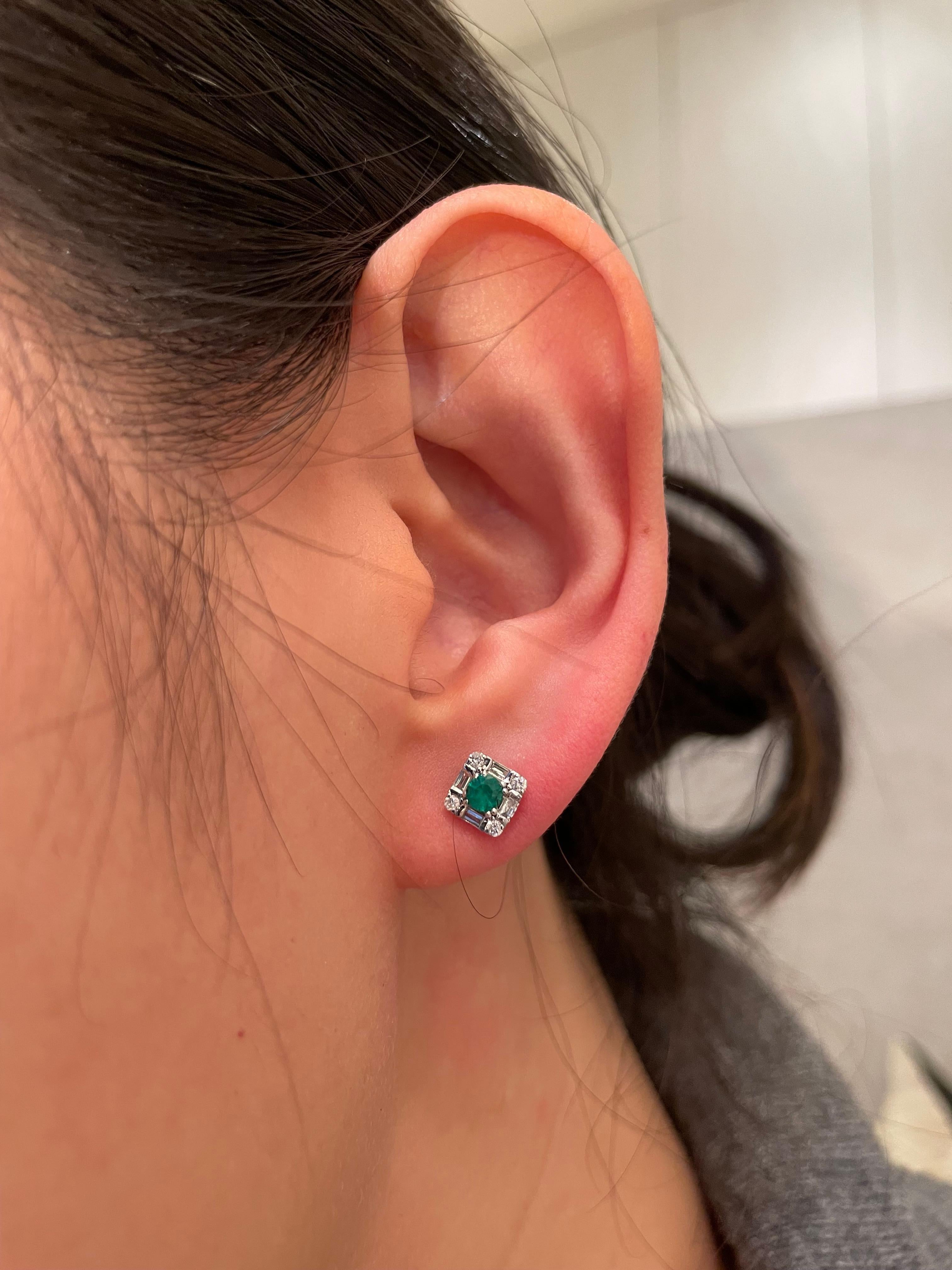 Round Emerald and Diamond Stud Earrings in 18K White Gold in vendita 1