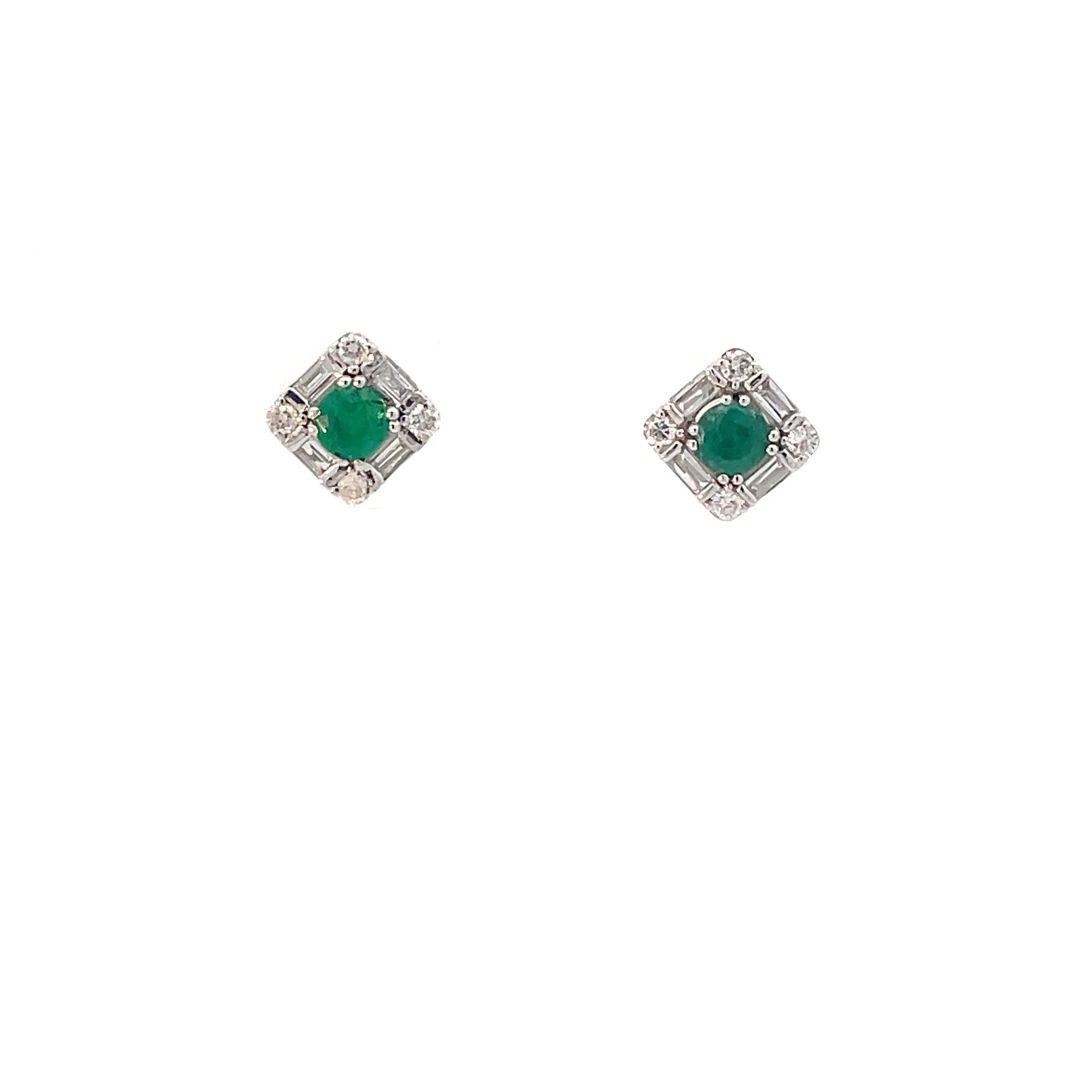 Round Emerald and Diamond Stud Earrings in 18K White Gold in vendita 2