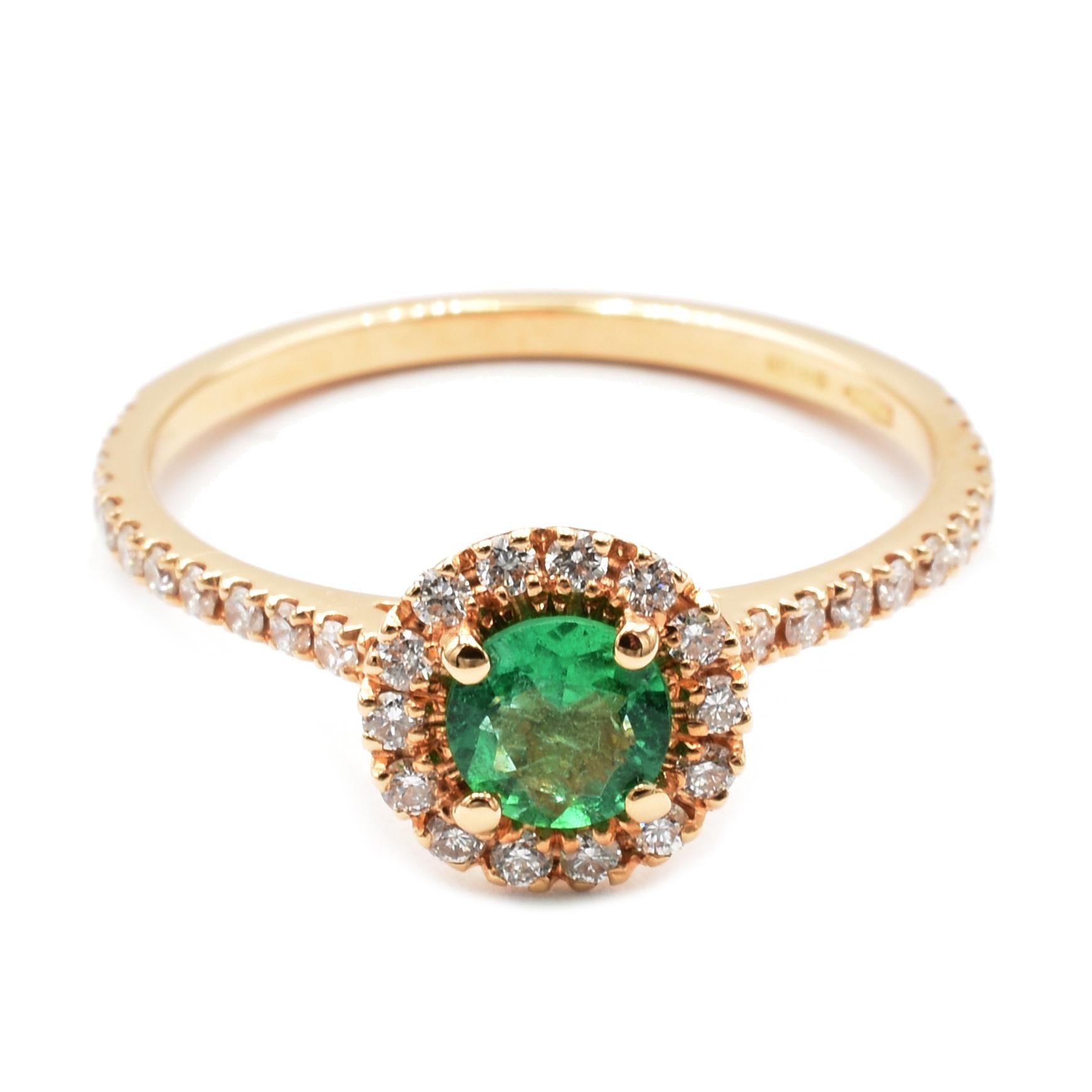 18Kt Rose Gold Ring mit einem runden hellgrünen Smaragd, umgeben von kleinen weißen Diamanten.
Handgefertigt in Italien in unserem Atelier in Valenza (AL)
18Kt Gold g 1.90
Smaragd ct 0,28 Durchmesser mm 4,53
Diamanten ct 0,31 
Dieser Ring hat die