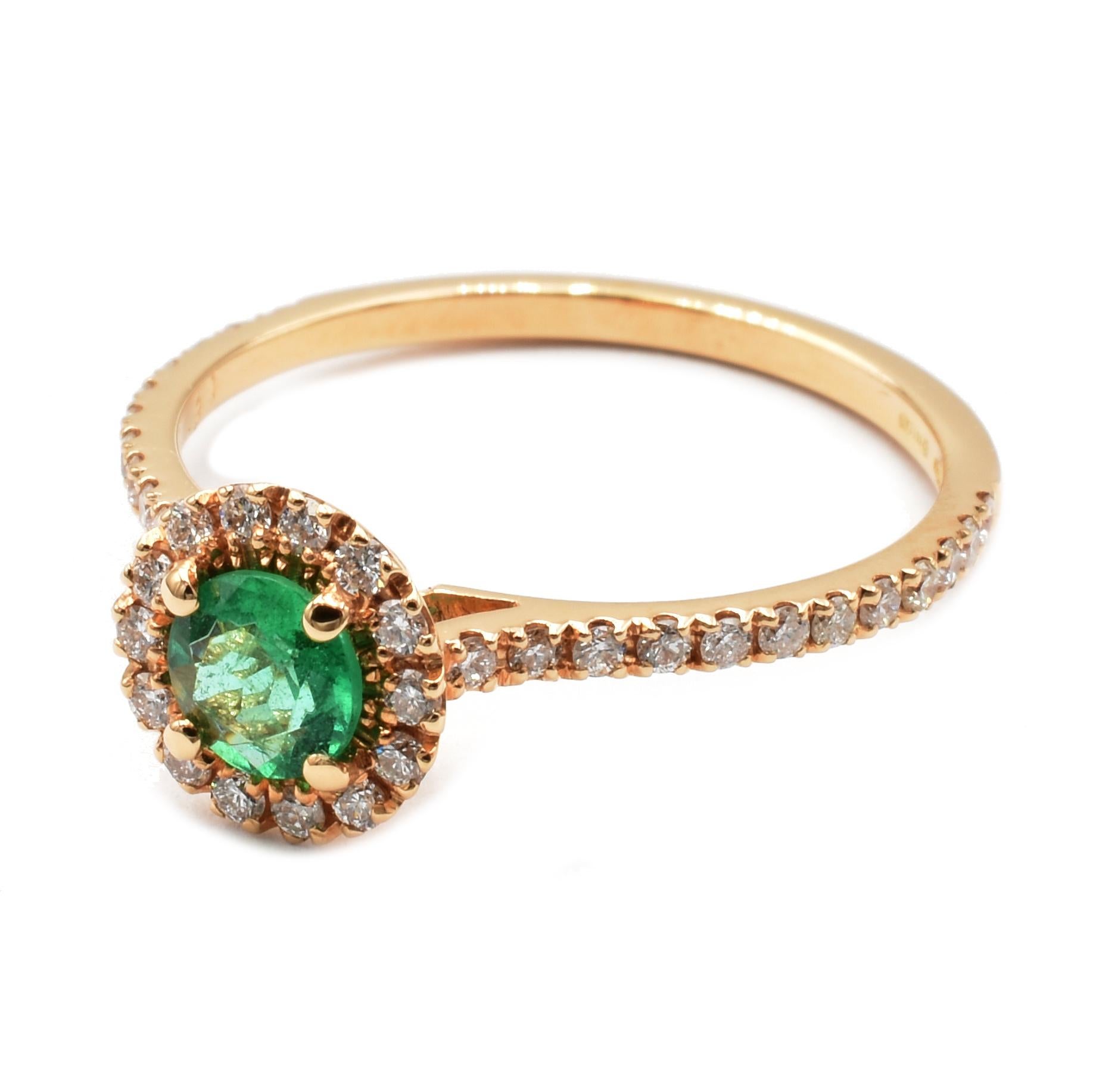 Runder Ring mit Smaragd und Diamanten aus Roségold, hergestellt in Italien (Zeitgenössisch) im Angebot