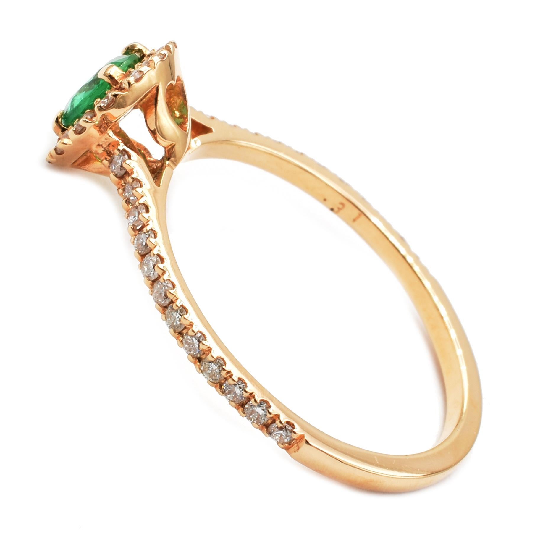 Runder Ring mit Smaragd und Diamanten aus Roségold, hergestellt in Italien (Rundschliff) im Angebot