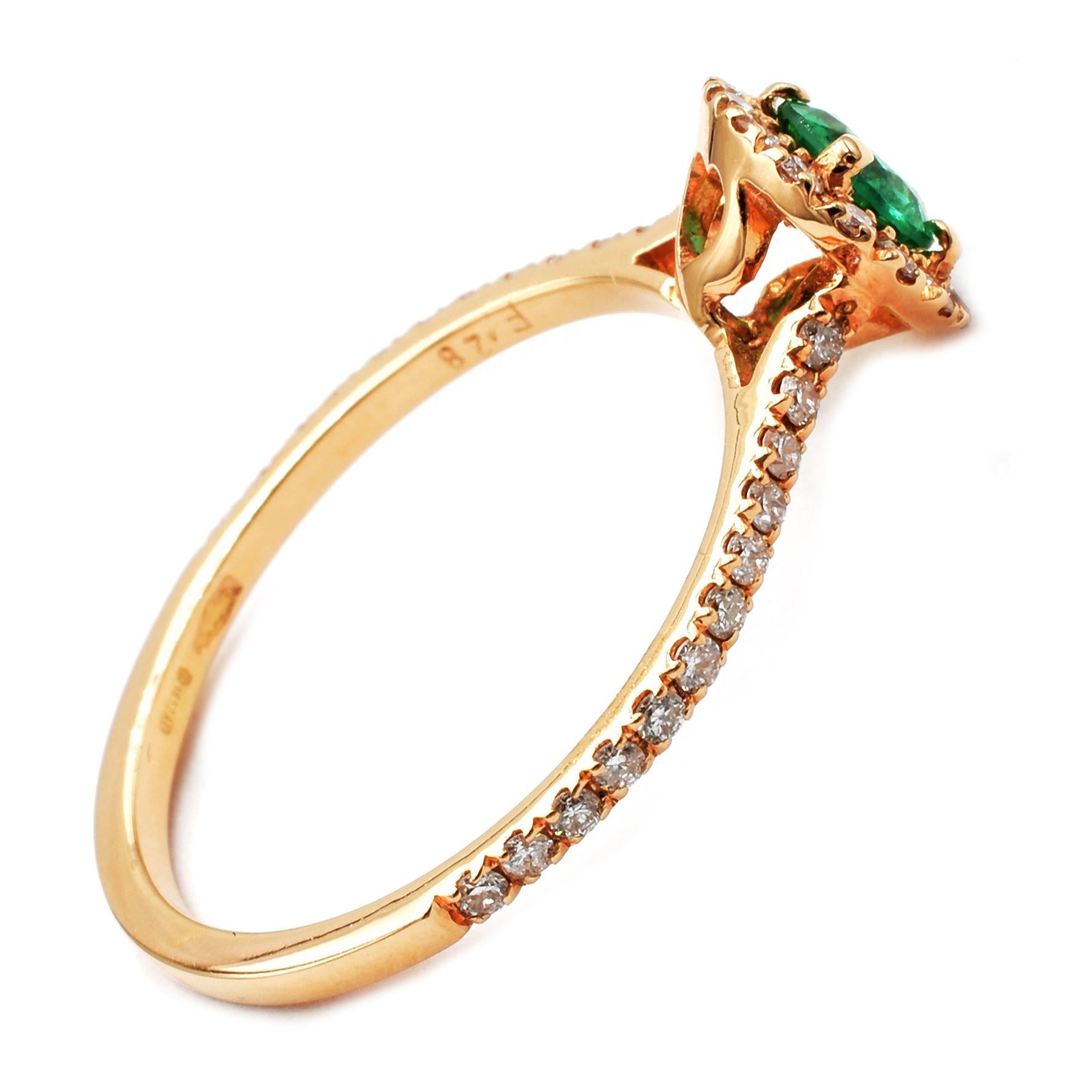 Contemporary Round Emerald and Diamonds Rose Gold Ring Made in Italy For Sale