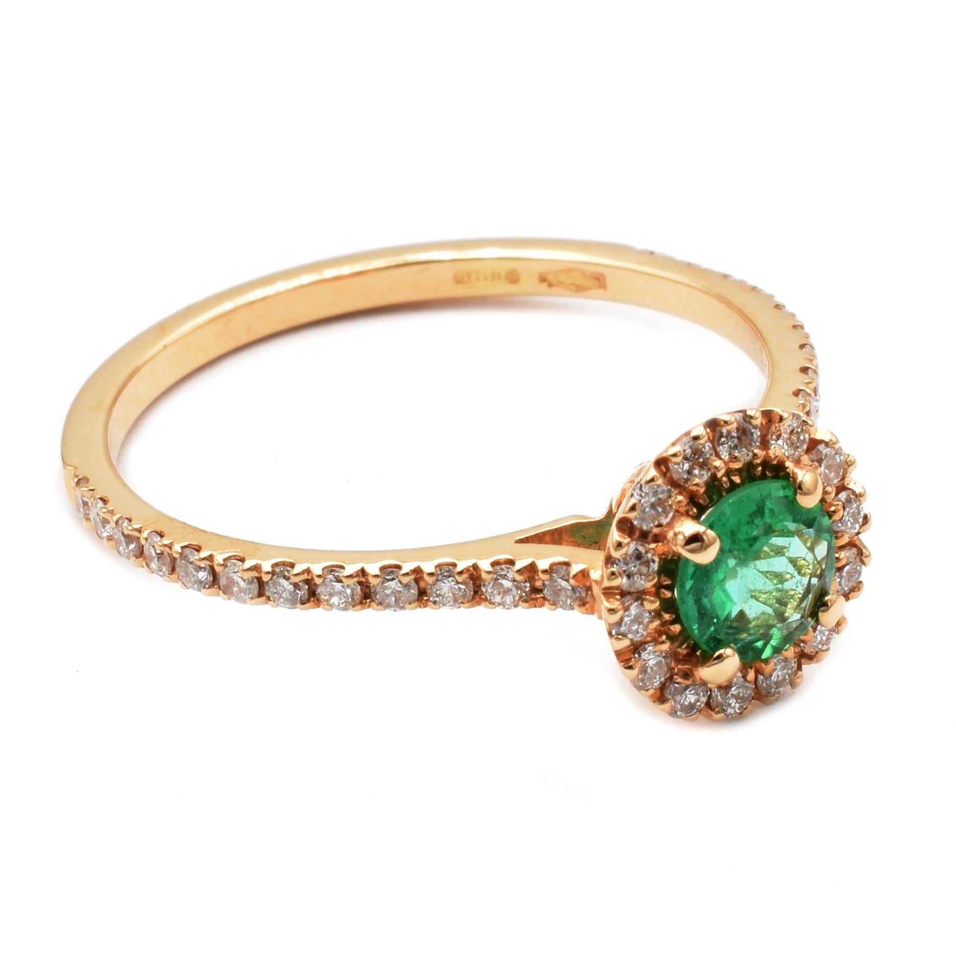 Runder Ring mit Smaragd und Diamanten aus Roségold, hergestellt in Italien im Angebot 1