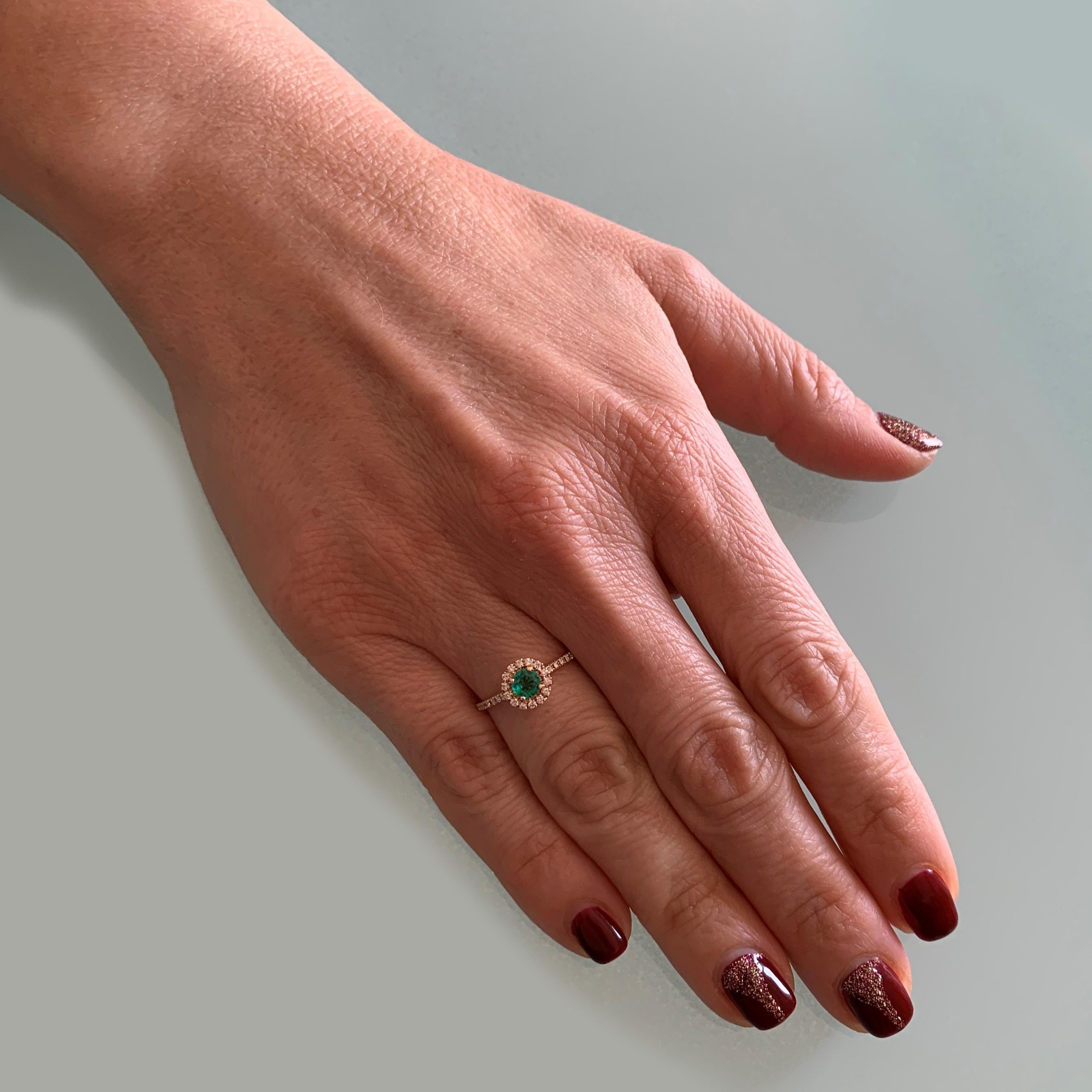 Runder Ring mit Smaragd und Diamanten aus Roségold, hergestellt in Italien im Angebot 2