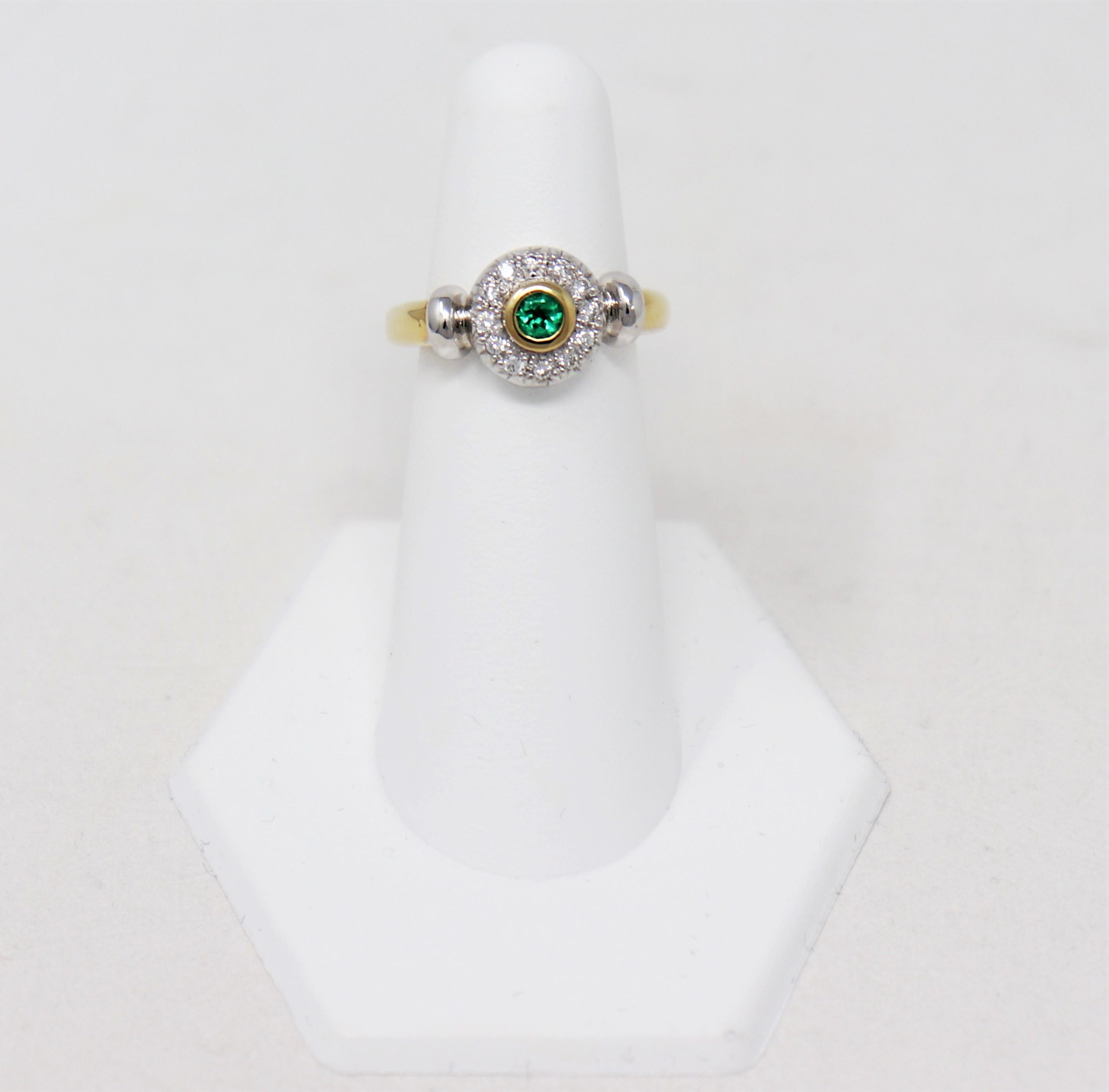 Round Emerald Bezel Set and Pave Diamond Halo Ring in Two Tone 14 Karat Gold In Good Condition For Sale In Scottsdale, AZ