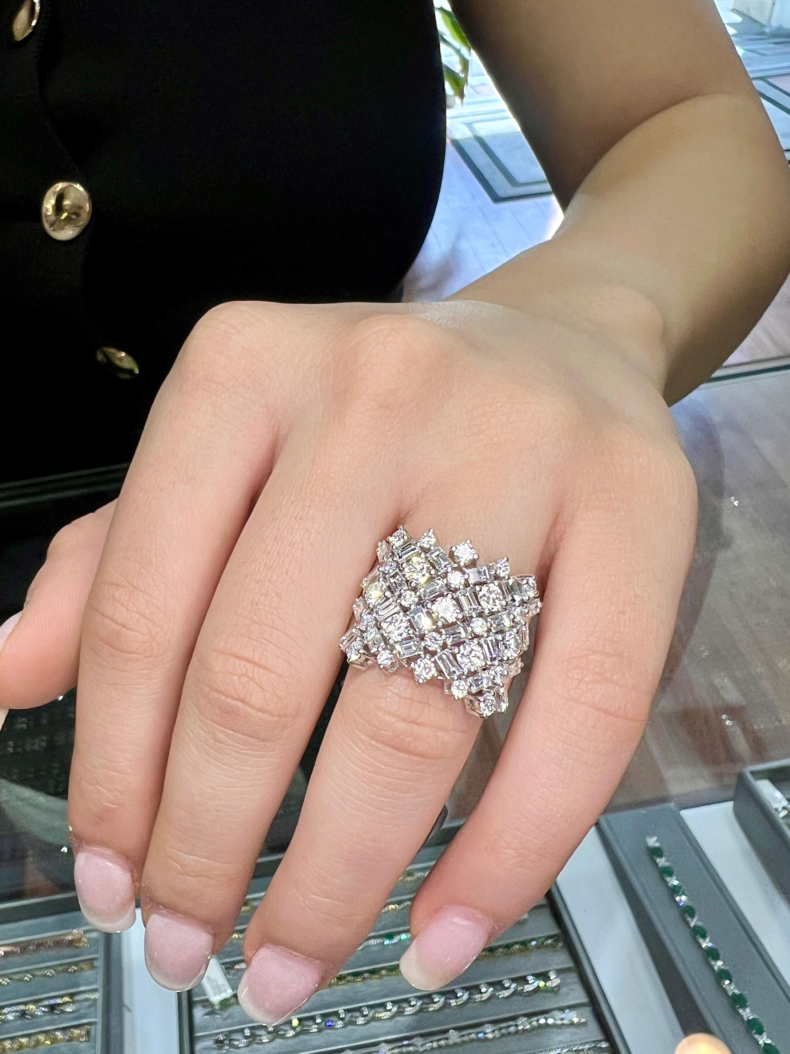 Breiter Zigarrenring aus 18 Karat Weißgold mit rundem und 3,35 Karat Diamanten im Rund- und Smaragdschliff im Angebot 5