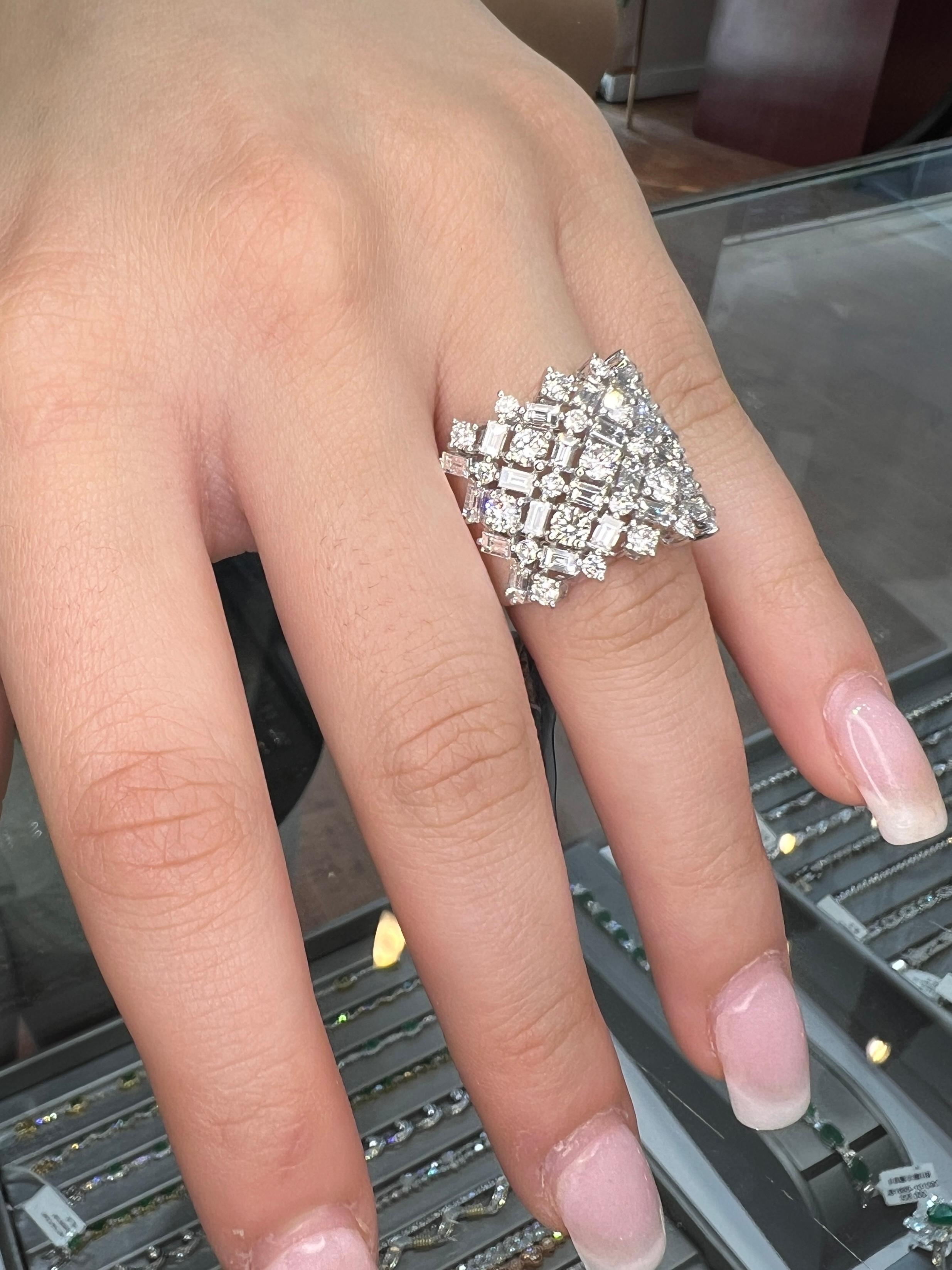 Breiter Zigarrenring aus 18 Karat Weißgold mit rundem und 3,35 Karat Diamanten im Rund- und Smaragdschliff im Angebot 6
