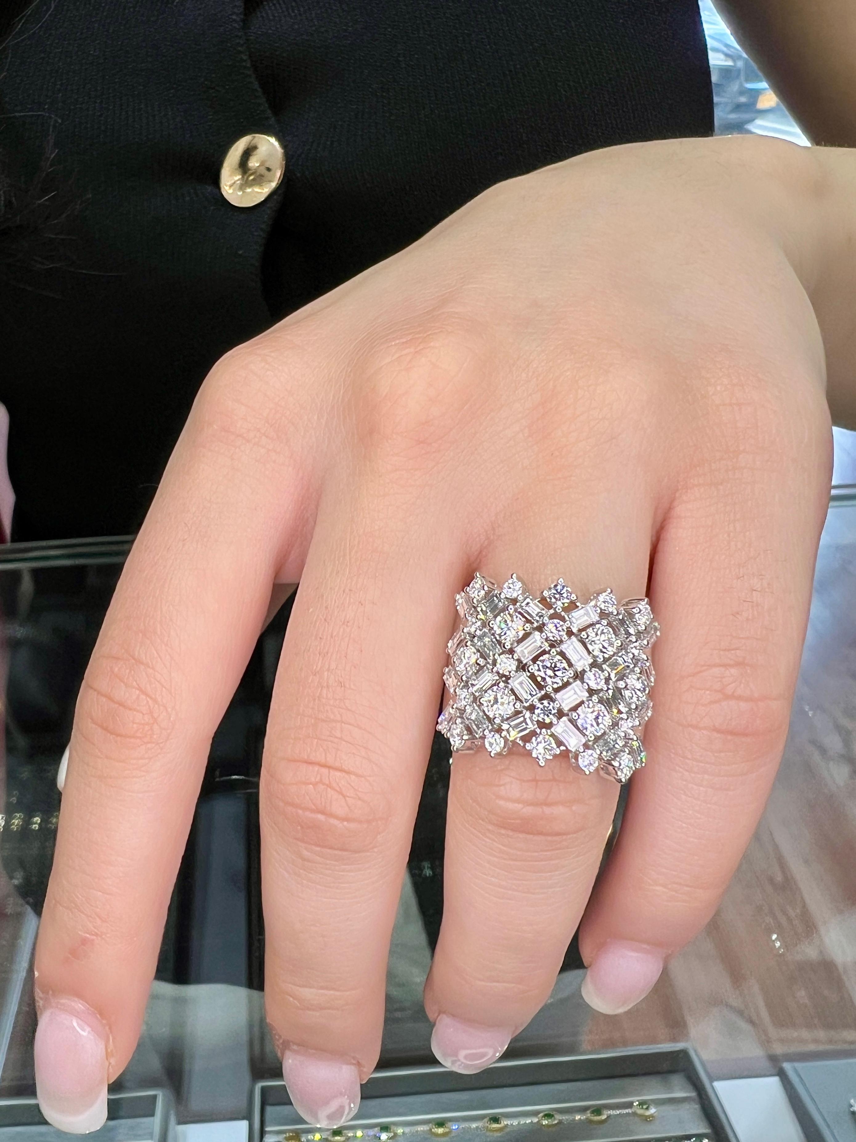 Hier ist ein diamantener Zigarrenring zu sehen, ein breiter Ring aus 18 Karat Weißgold 750, ein Statement. Dieser Ring enthält 1,71 Karat Smaragd
geschliffenen Diamanten und 1,64 Karat runden Diamanten im Brillantschliff im Chevron-Stil und