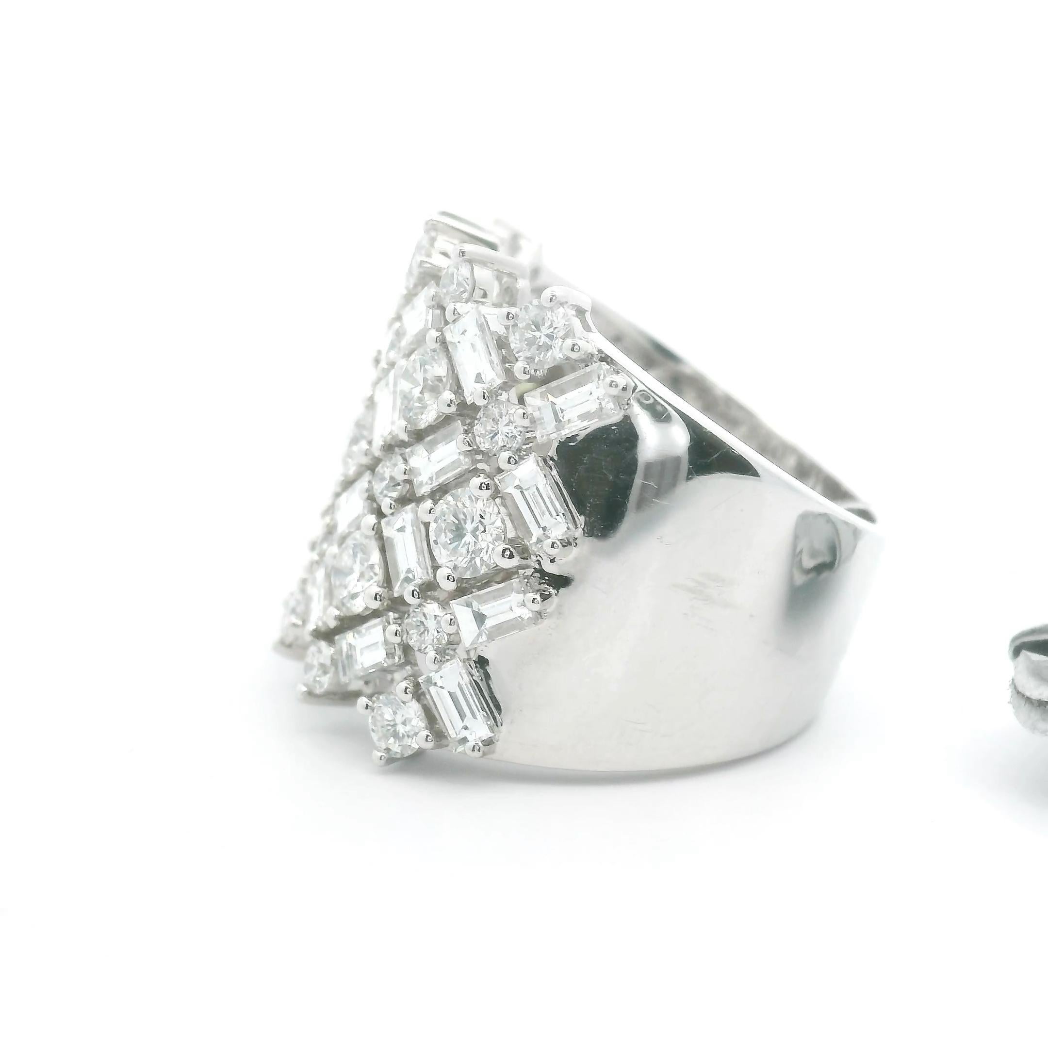 Breiter Zigarrenring aus 18 Karat Weißgold mit rundem und 3,35 Karat Diamanten im Rund- und Smaragdschliff (Zeitgenössisch) im Angebot