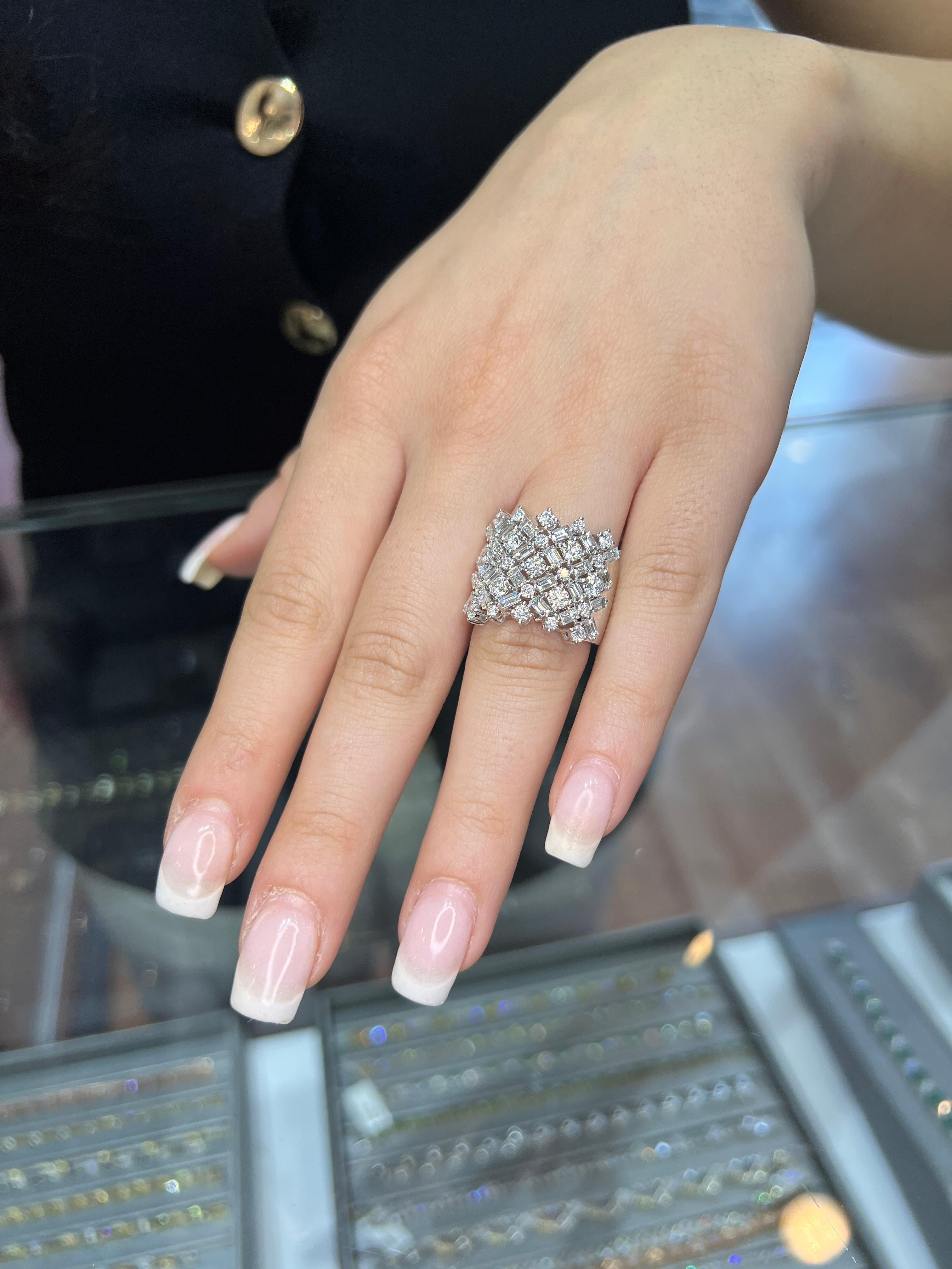 Breiter Zigarrenring aus 18 Karat Weißgold mit rundem und 3,35 Karat Diamanten im Rund- und Smaragdschliff im Zustand „Neu“ im Angebot in Great Neck, NY
