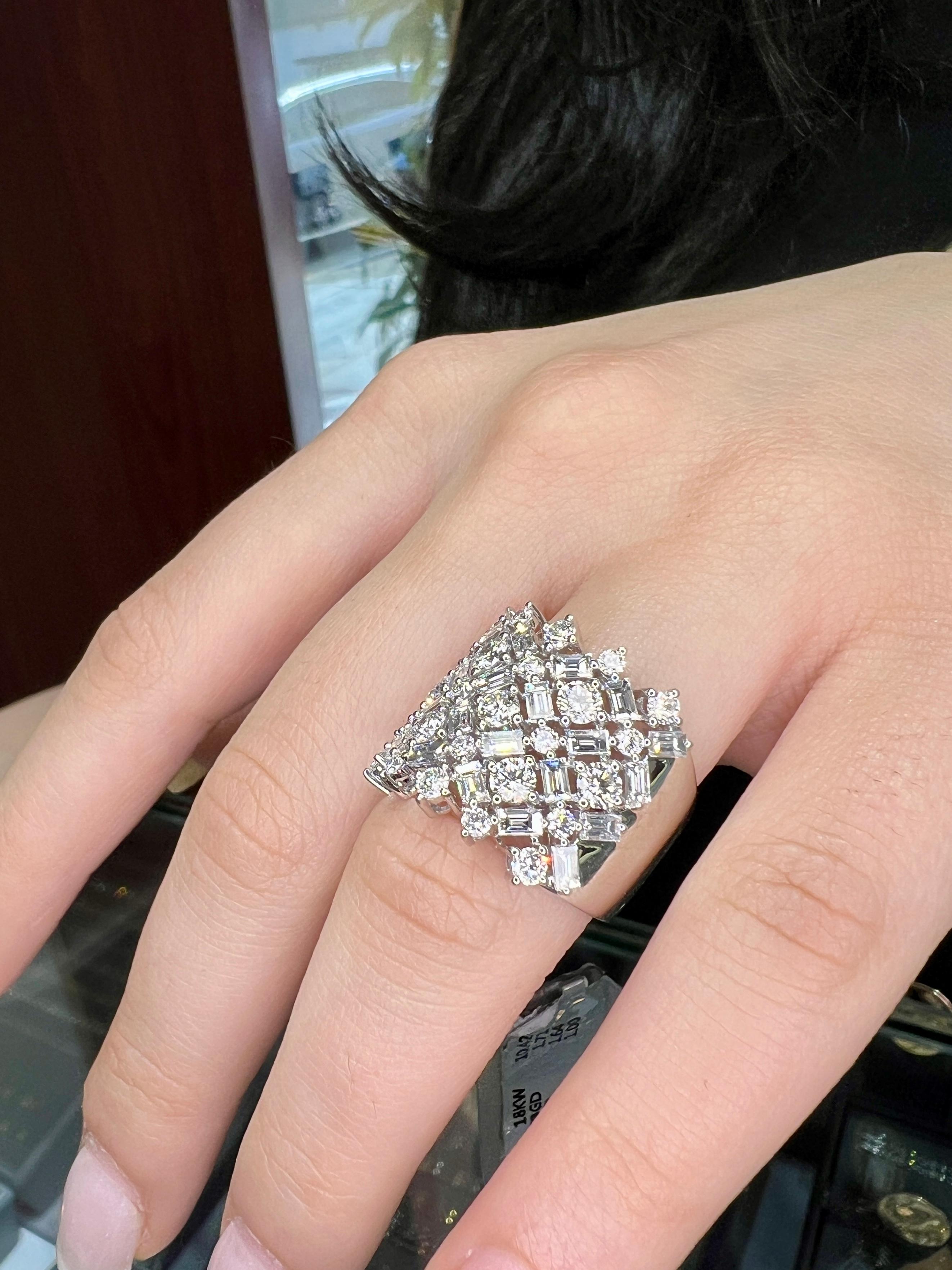 Breiter Zigarrenring aus 18 Karat Weißgold mit rundem und 3,35 Karat Diamanten im Rund- und Smaragdschliff im Angebot 1