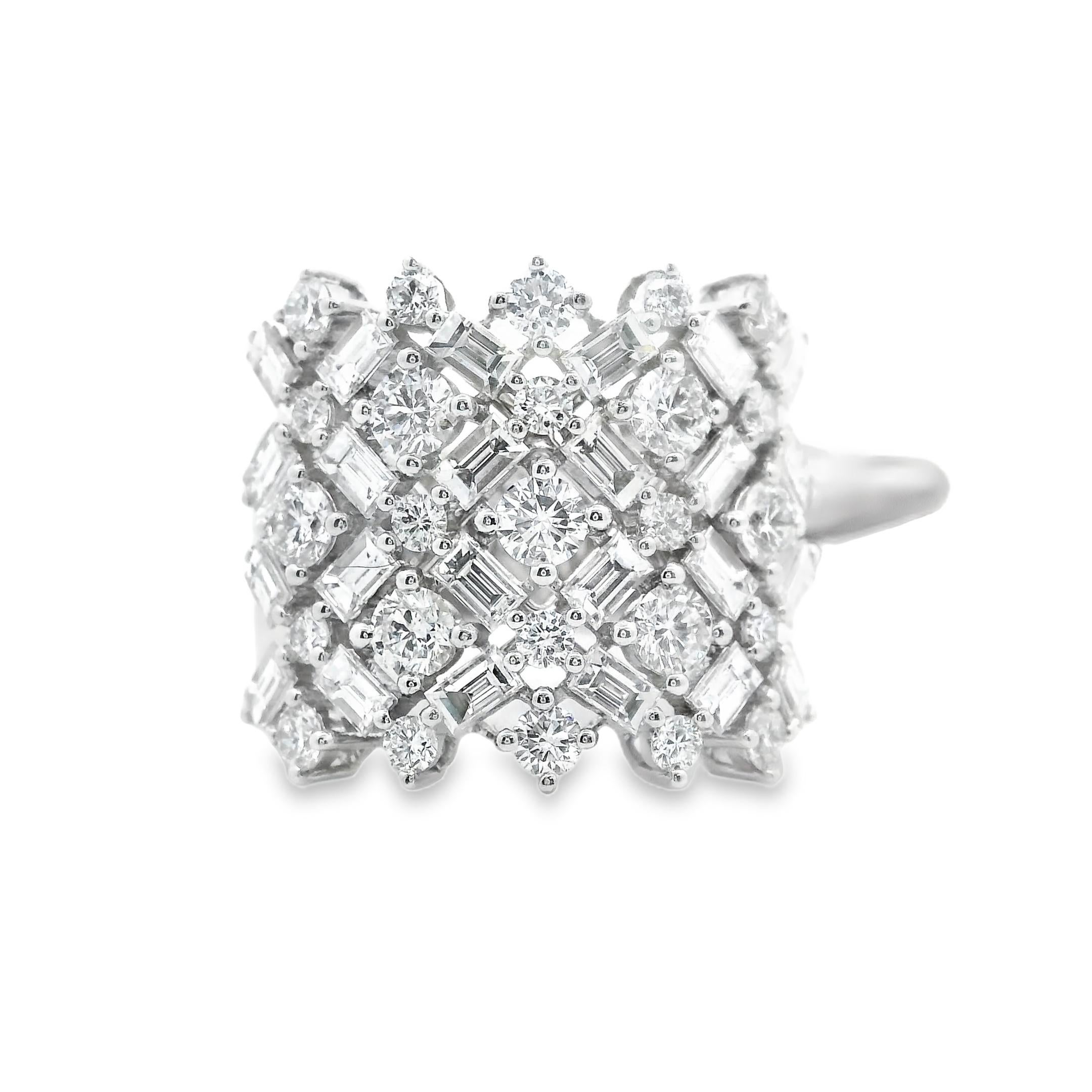 Breiter Zigarrenring aus 18 Karat Weißgold mit rundem und 3,35 Karat Diamanten im Rund- und Smaragdschliff im Angebot 4