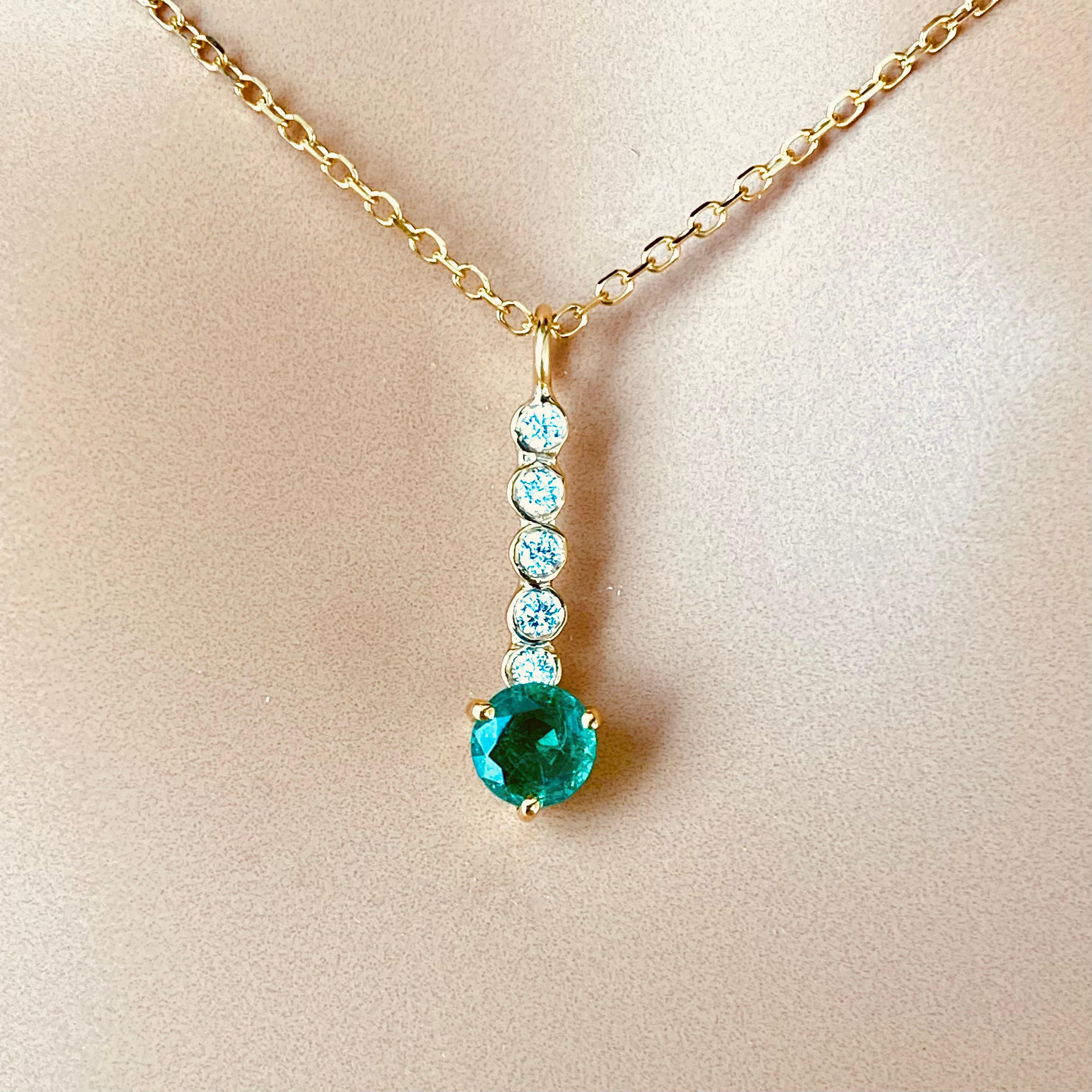 Round Emerald Diamond 0.55 Carat Lariat 14 Karat Yellow Gold  Necklace Pendant For Sale 4