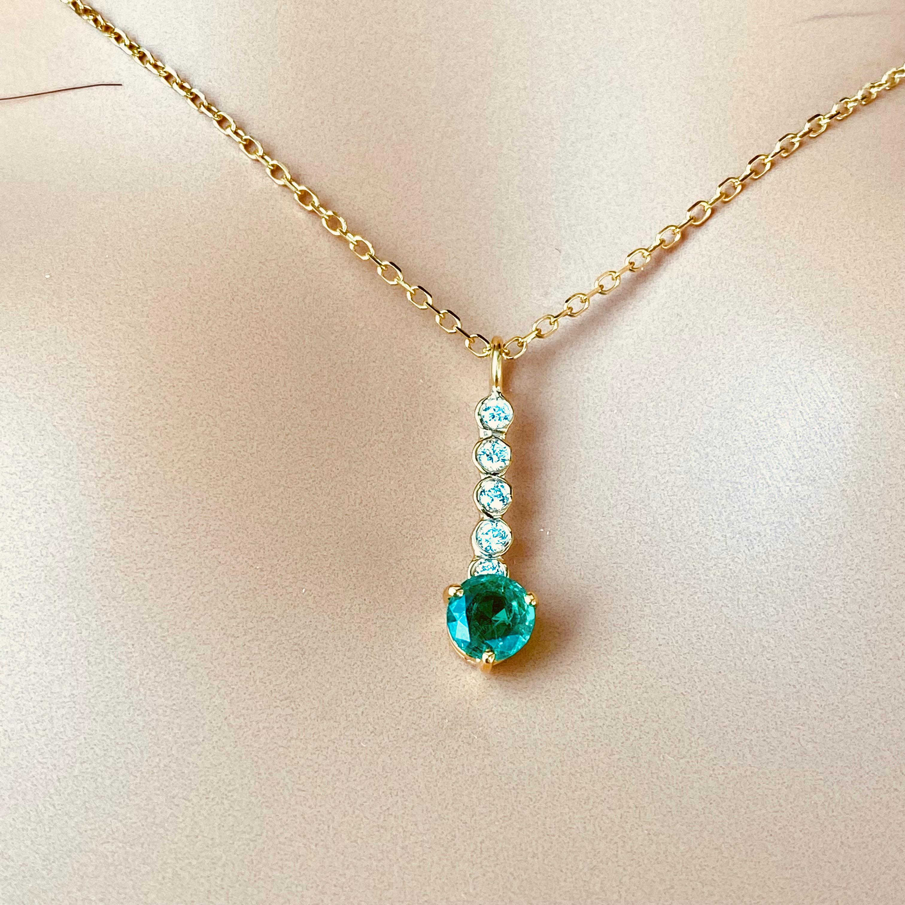 Women's Round Emerald Diamond 0.55 Carat Lariat 14 Karat Yellow Gold  Necklace Pendant For Sale