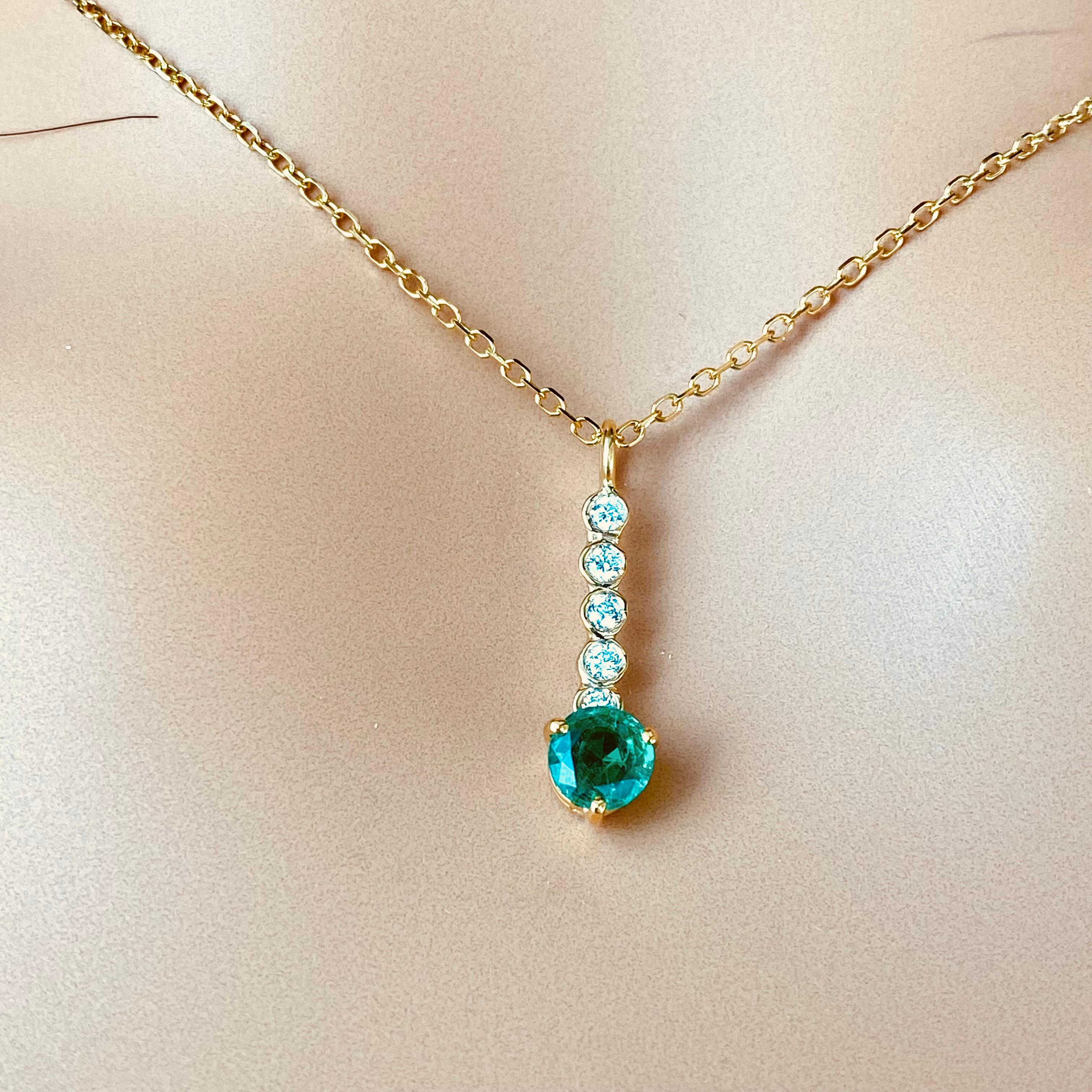 Round Emerald Diamond 0.55 Carat Lariat 14 Karat Yellow Gold  Necklace Pendant For Sale 5