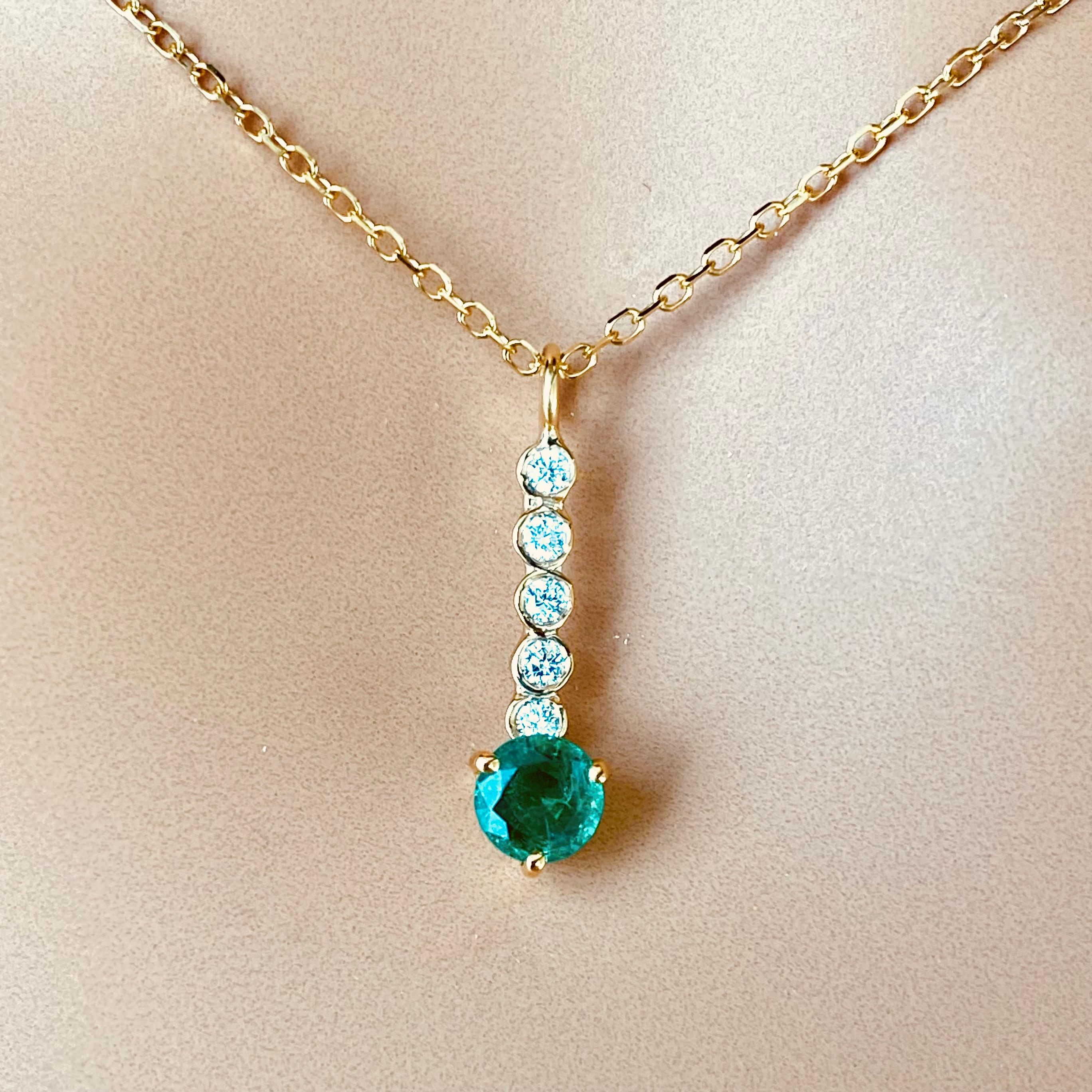 Contemporary Round Emerald Diamond 0.55 Carat Lariat 14 Karat Yellow Gold  Necklace Pendant For Sale