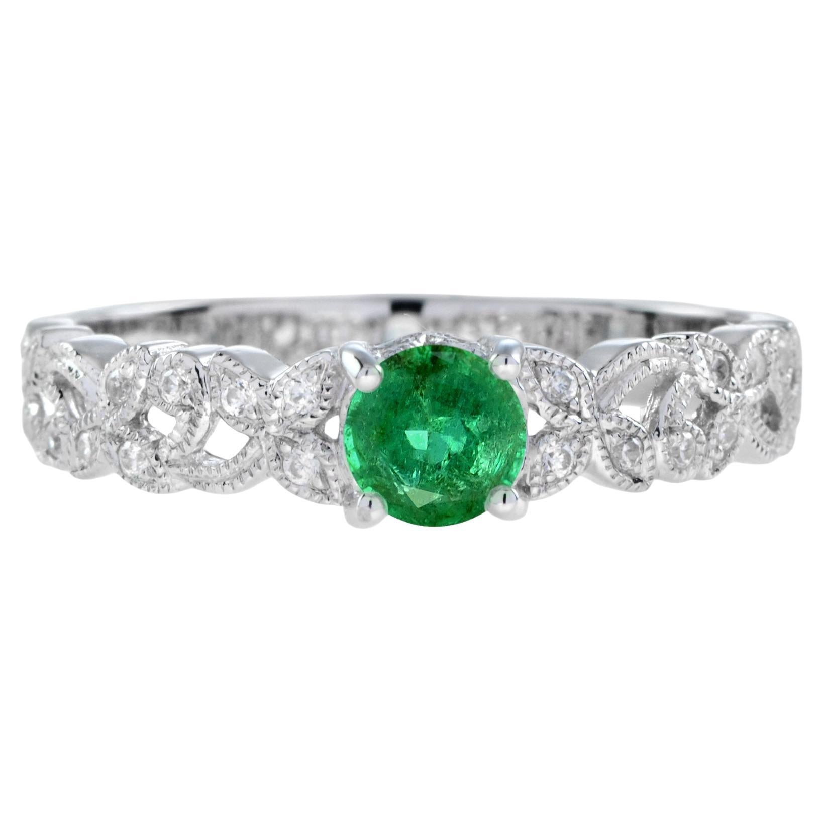 Anillo de Oro Blanco con Filigrana de Esmeraldas Redondas y Hojas de Diamantes
