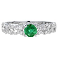 Anillo de Oro Blanco con Filigrana de Esmeraldas Redondas y Hojas de Diamantes