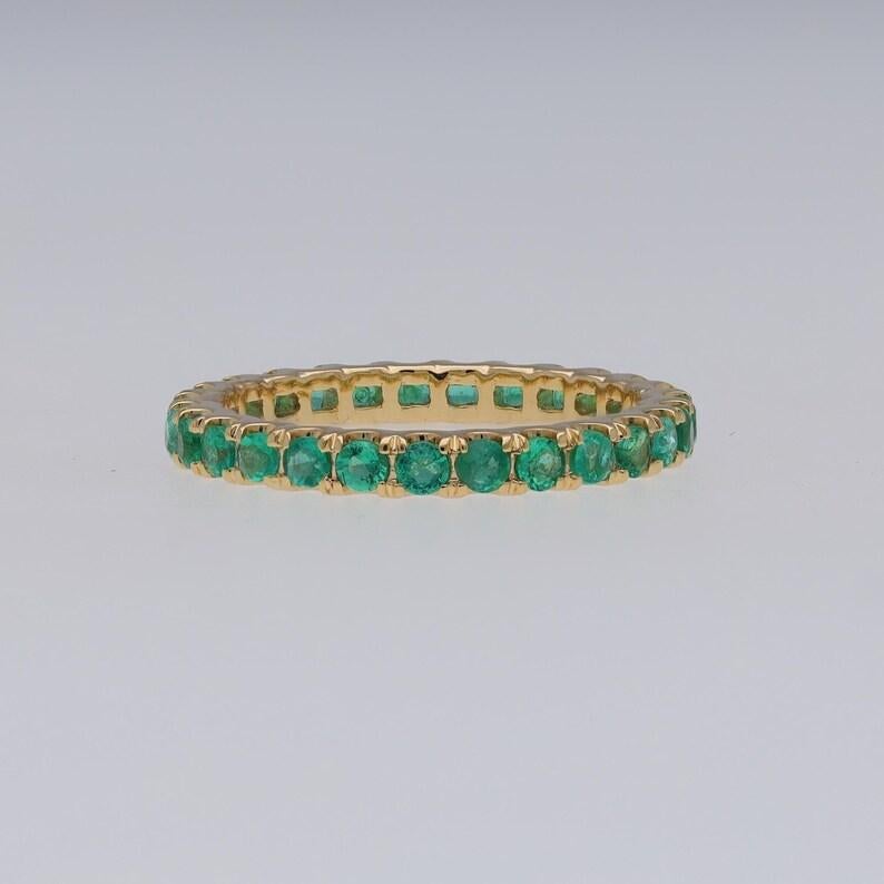 Natural Round emerald eternity band  18k gold In New Condition In jaipur, IN
