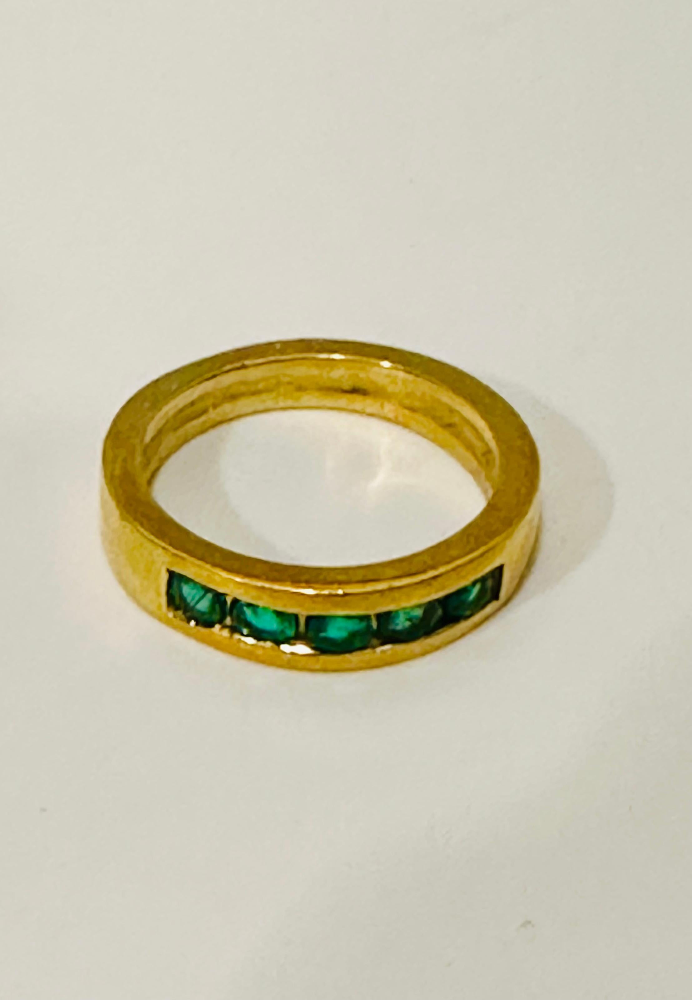Runder Smaragd-Ehering mit fnf Steinen in Kanalfassung/Ring 18 Kt Gelbgold Unisex (Rundschliff)