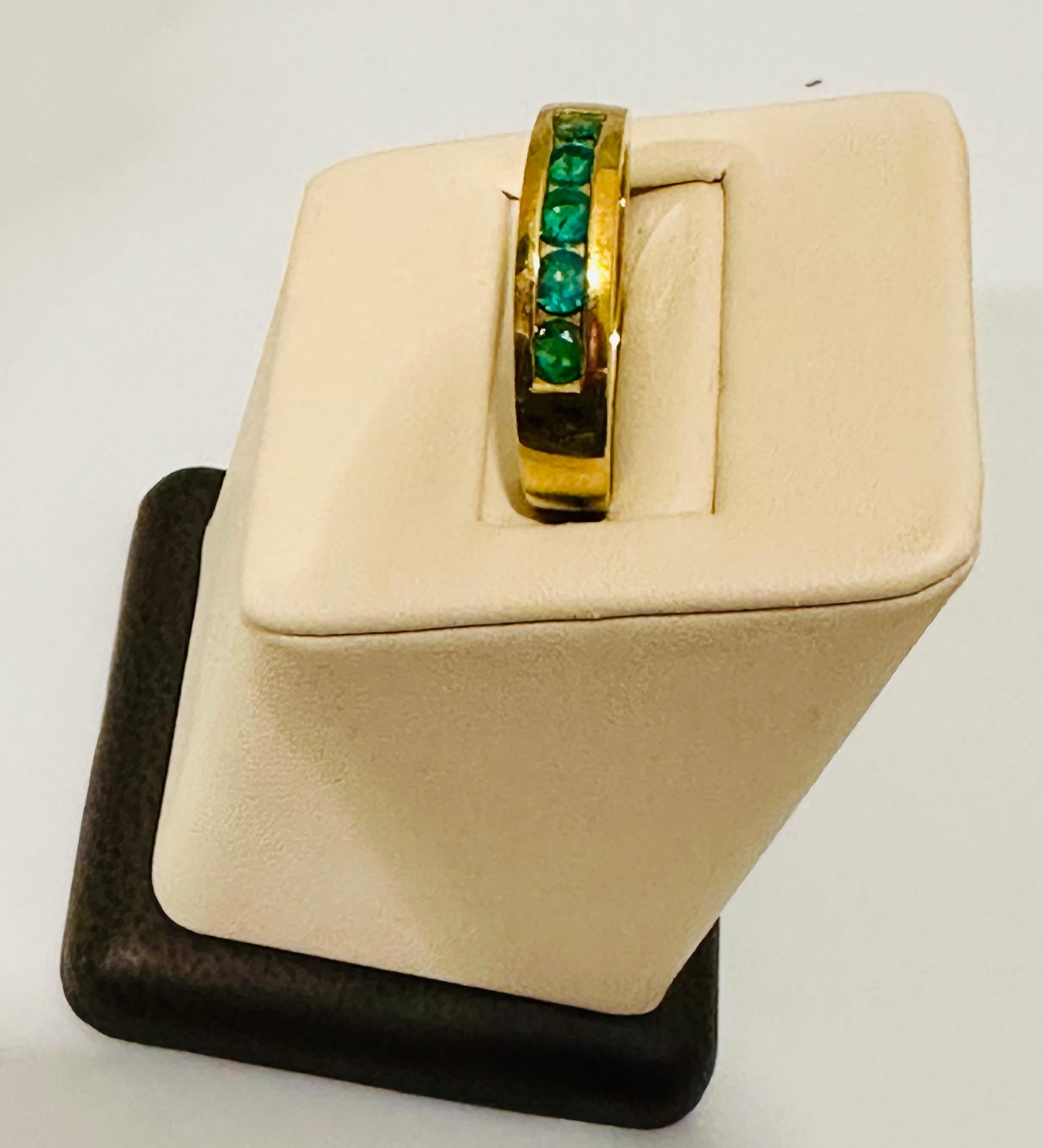 Runder Smaragd-Ehering mit fnf Steinen in Kanalfassung/Ring 18 Kt Gelbgold Unisex im Zustand „Hervorragend“ in New York, NY