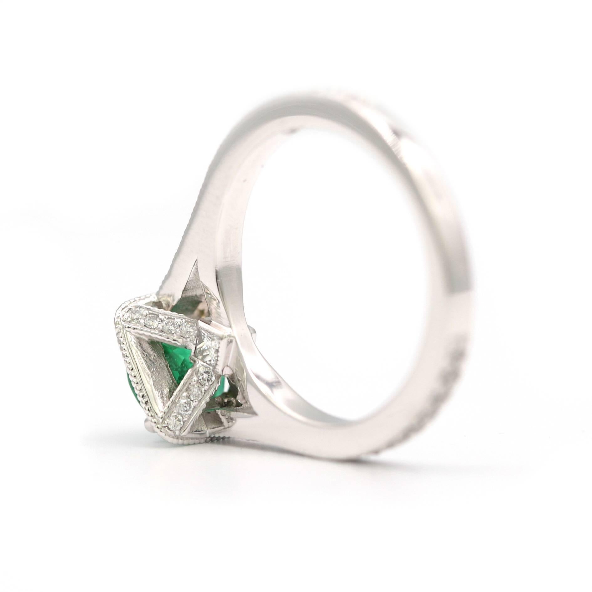 Round Emerald Halo Ring 1.25 Carats AGL Certificate 14 Karat White Gold Ring In Excellent Condition For Sale In New York, NY