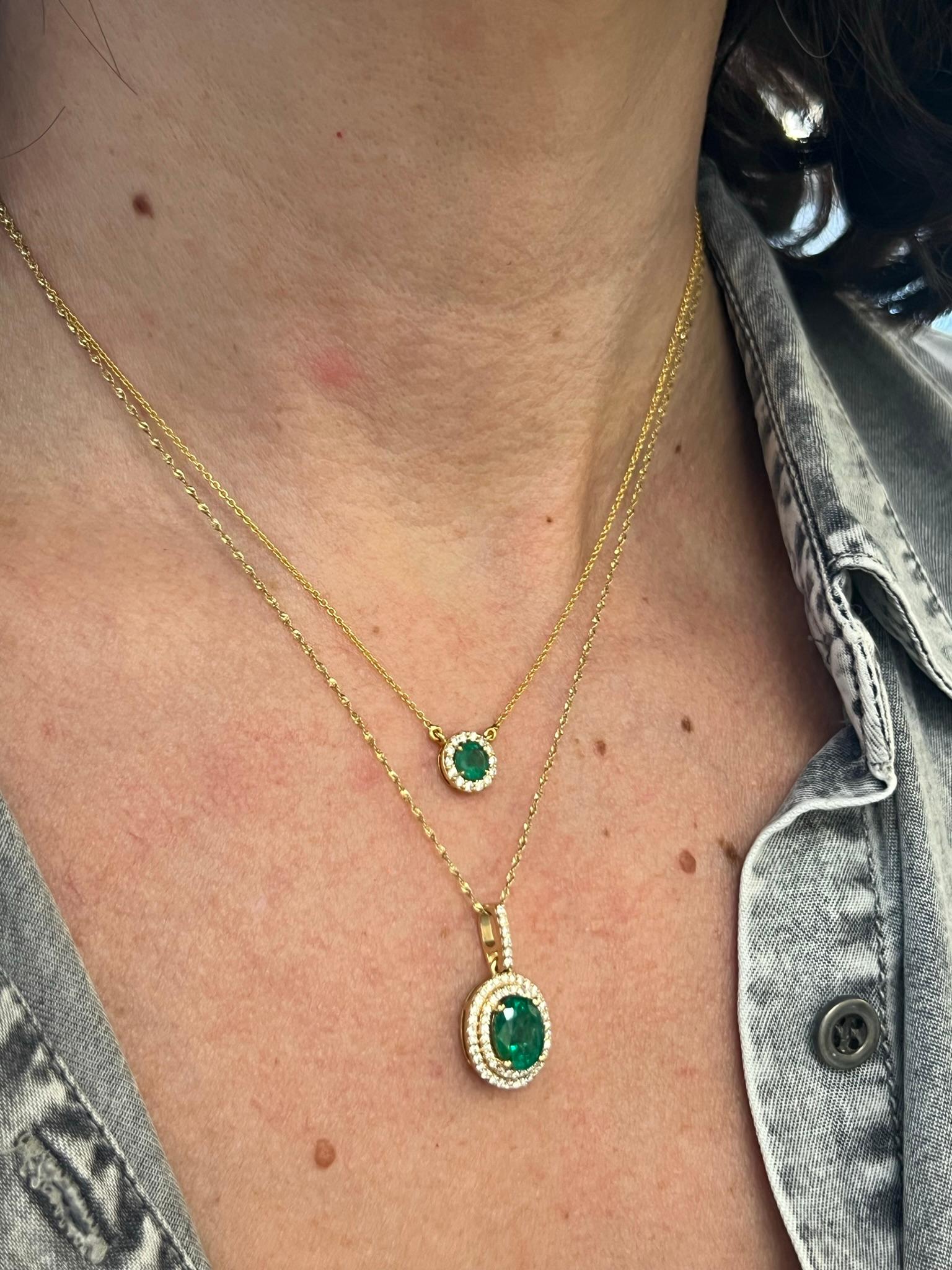18K yellow gold emerald and diamond pendant necklace

Features

18k yellow gold
.45 carat total weight emerald, measures 5mm
.16 carat total weight body
The pendant measure approximately 8mm around
Chain is 18