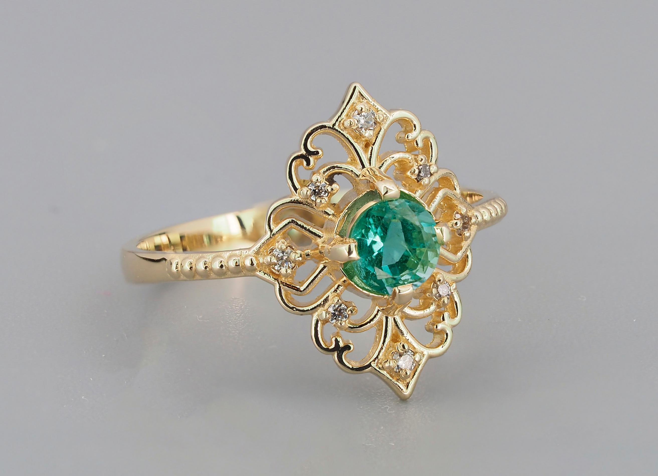 Women's Round emerald ring.  For Sale