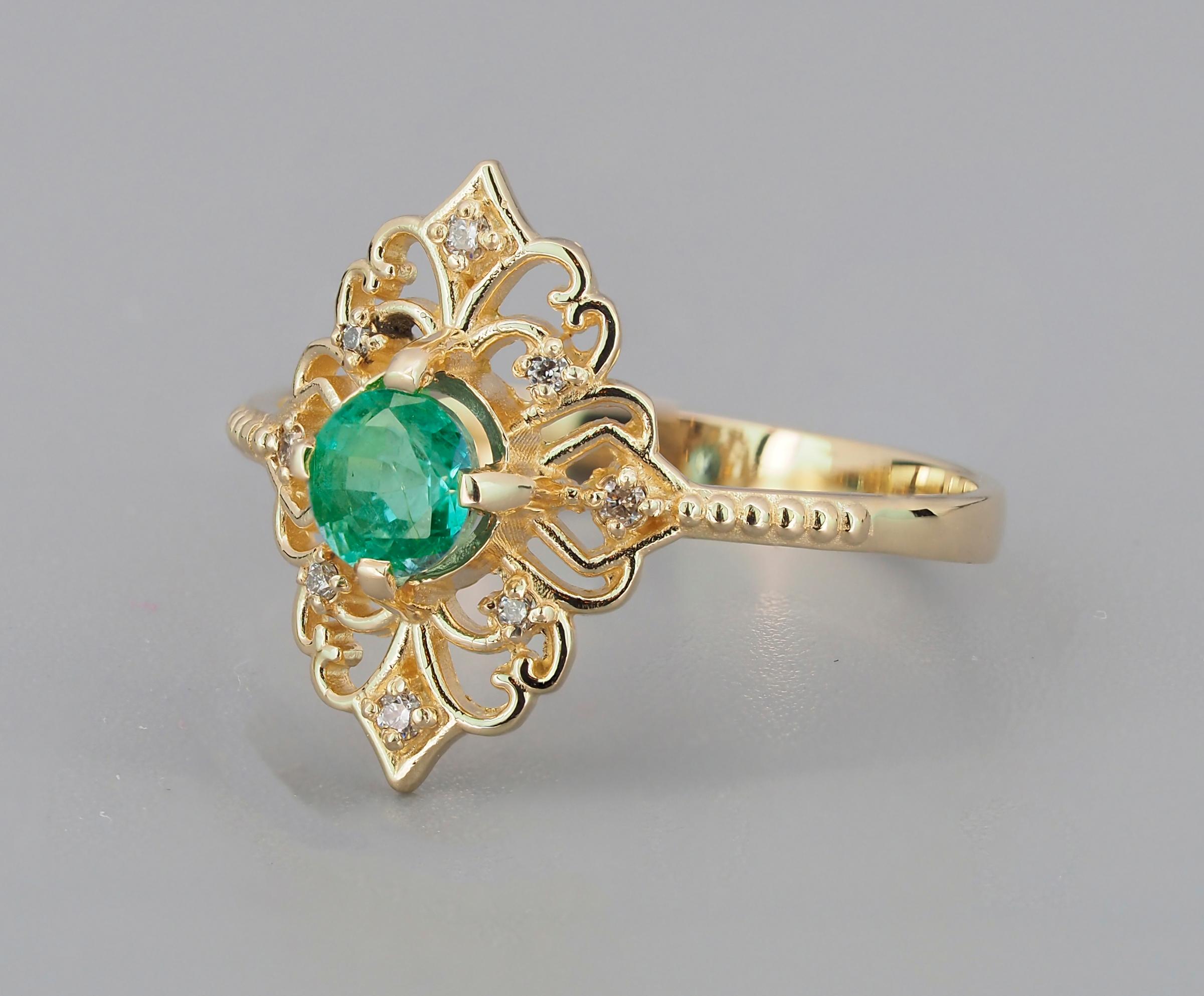 Round emerald ring.  For Sale 1