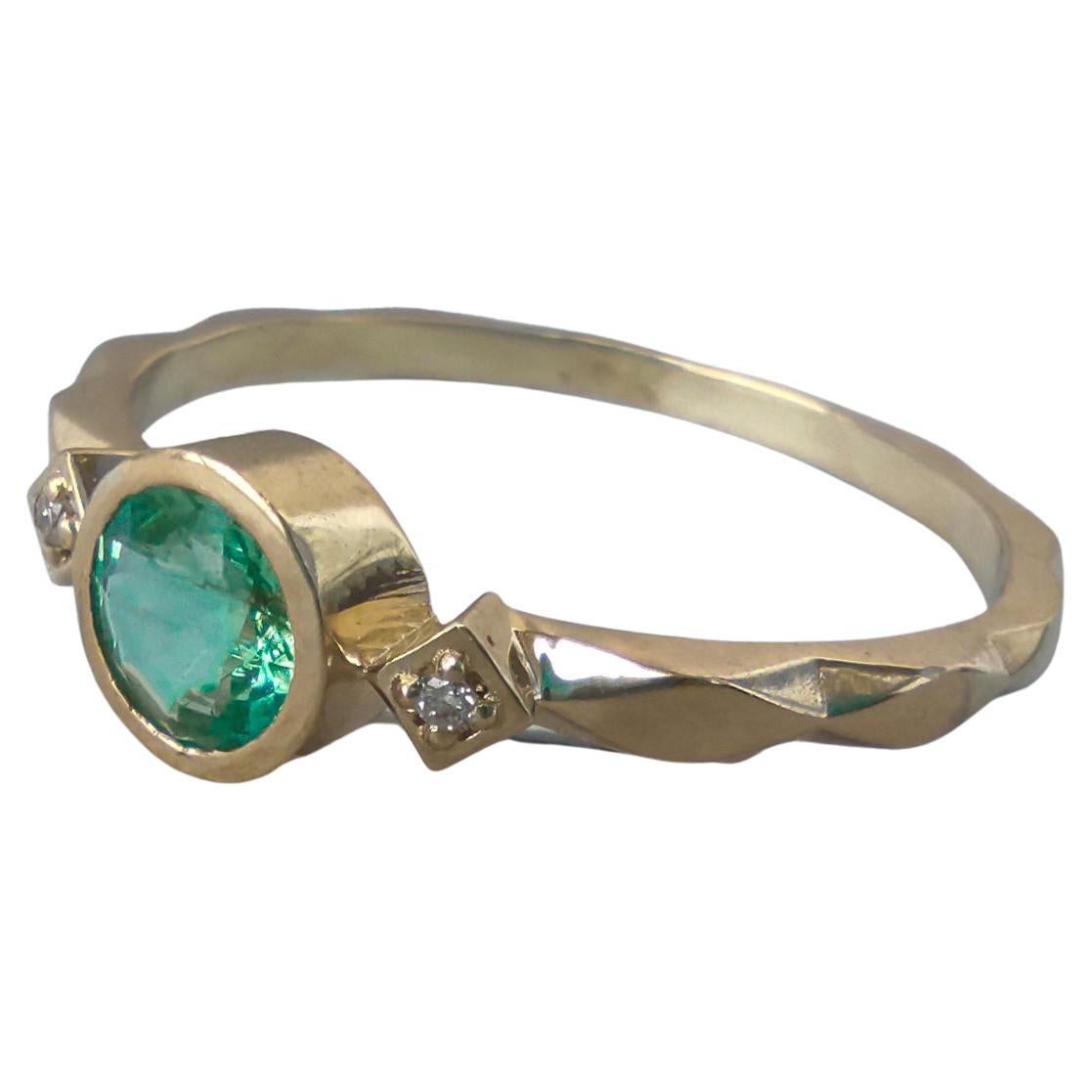 Round Emerald Ring in 14k Gold, Genuine Emerald Ring For Sale at 1stDibs