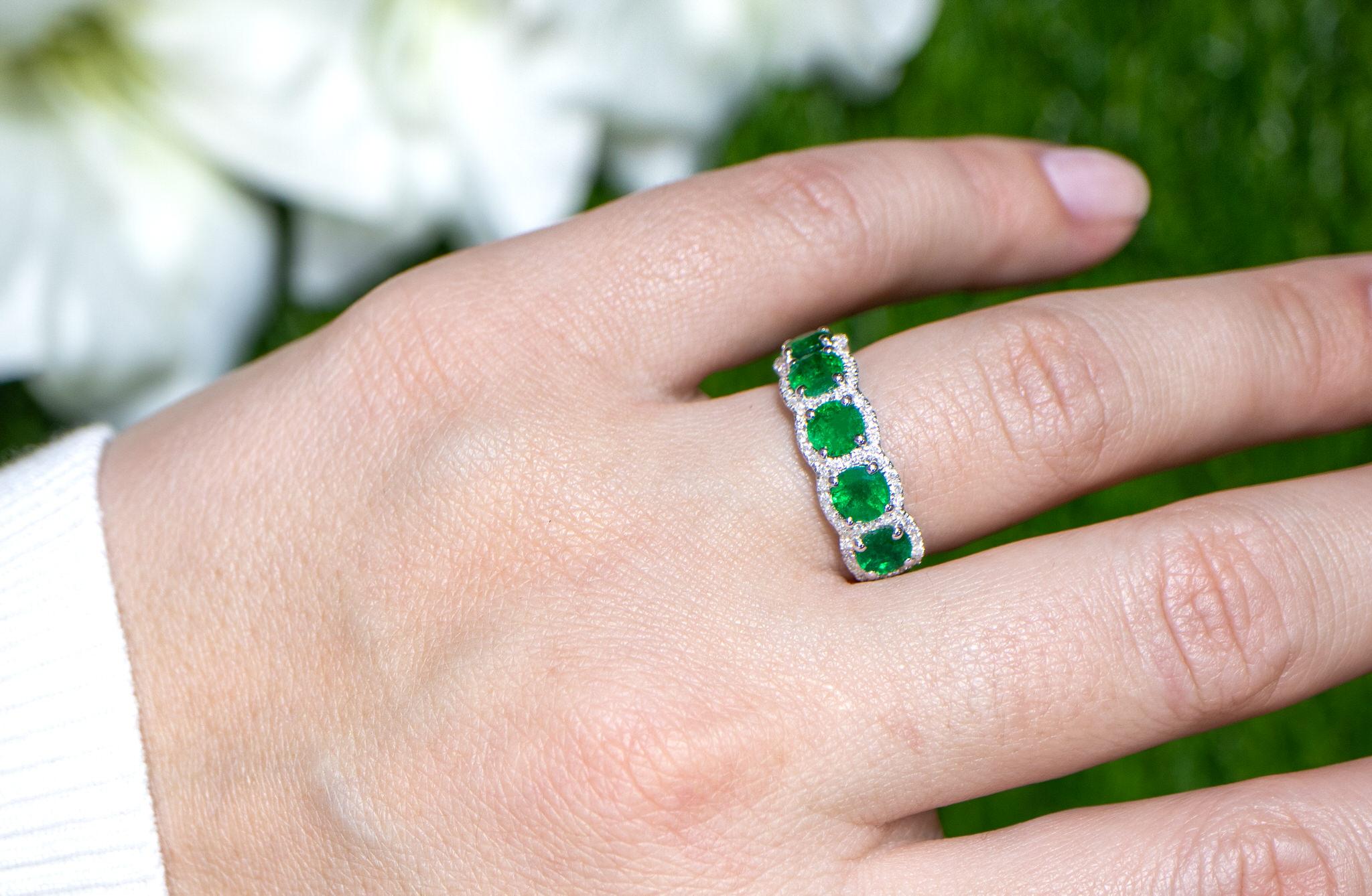 Contemporary Round Emerald Ring With Diamonds 1.97 Carats 18K Gold For Sale