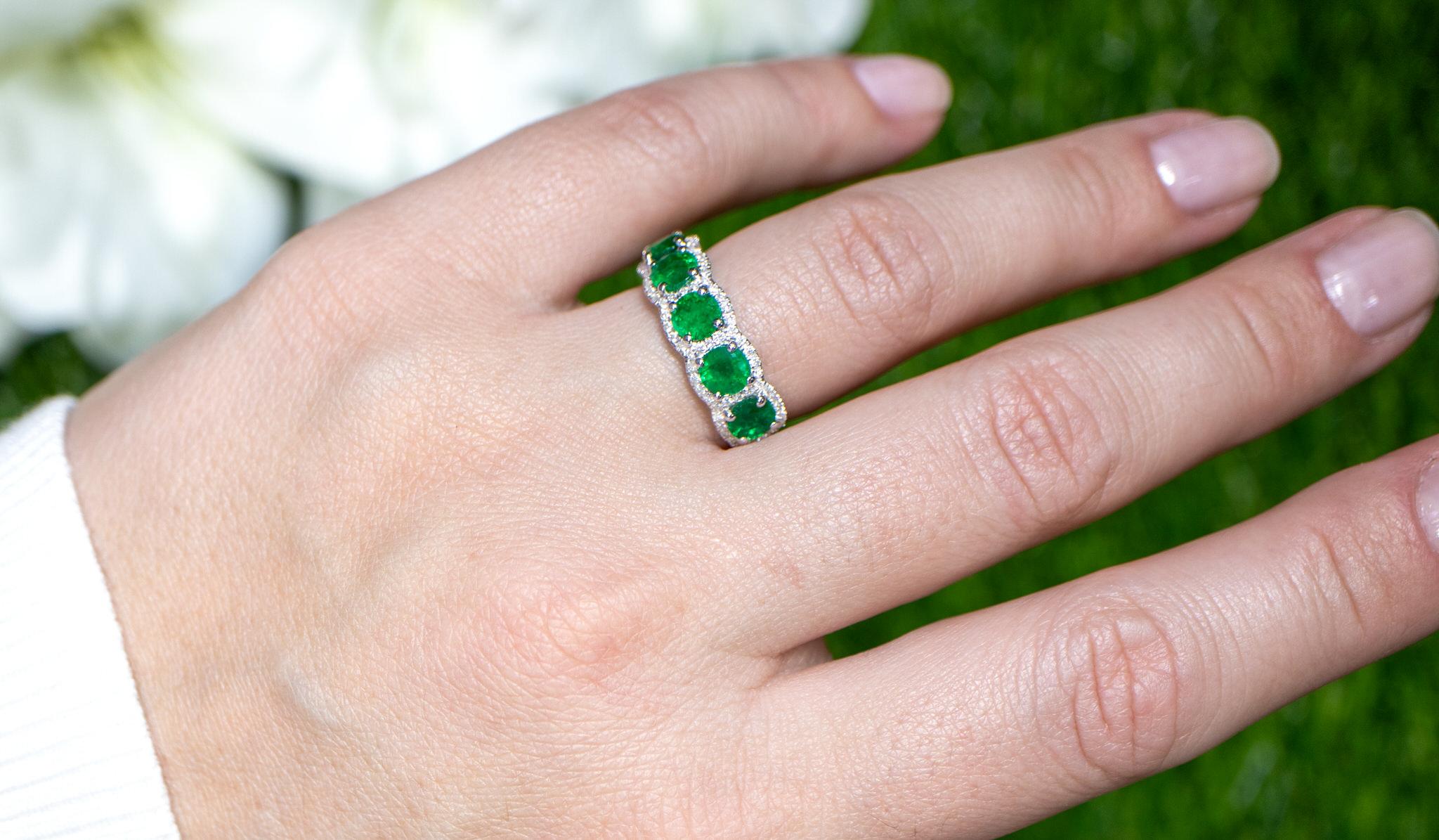 Round Cut Round Emerald Ring With Diamonds 1.97 Carats 18K Gold For Sale