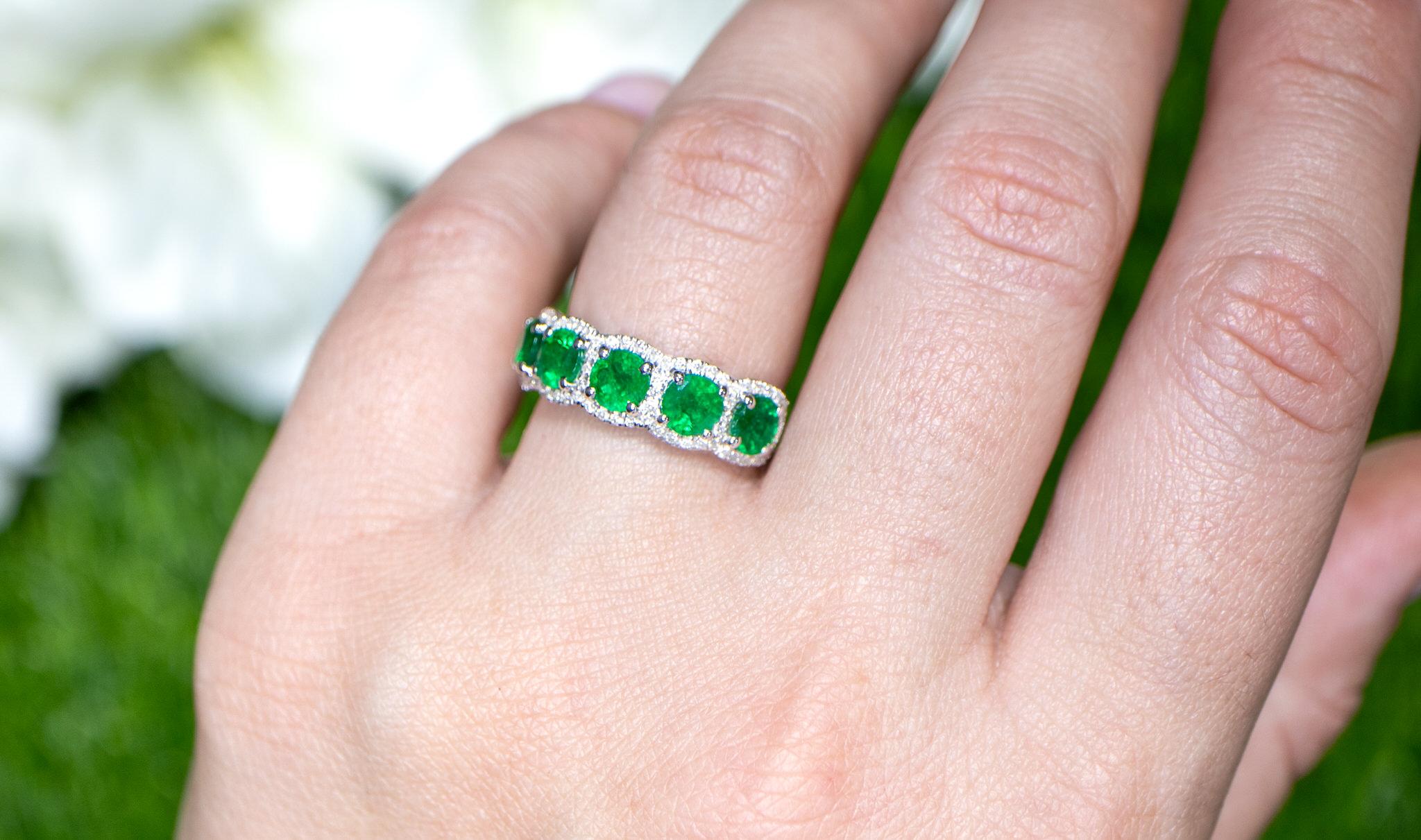 Round Emerald Ring With Diamonds 1.97 Carats 18K Gold In Excellent Condition For Sale In Aliso Viejo, CA