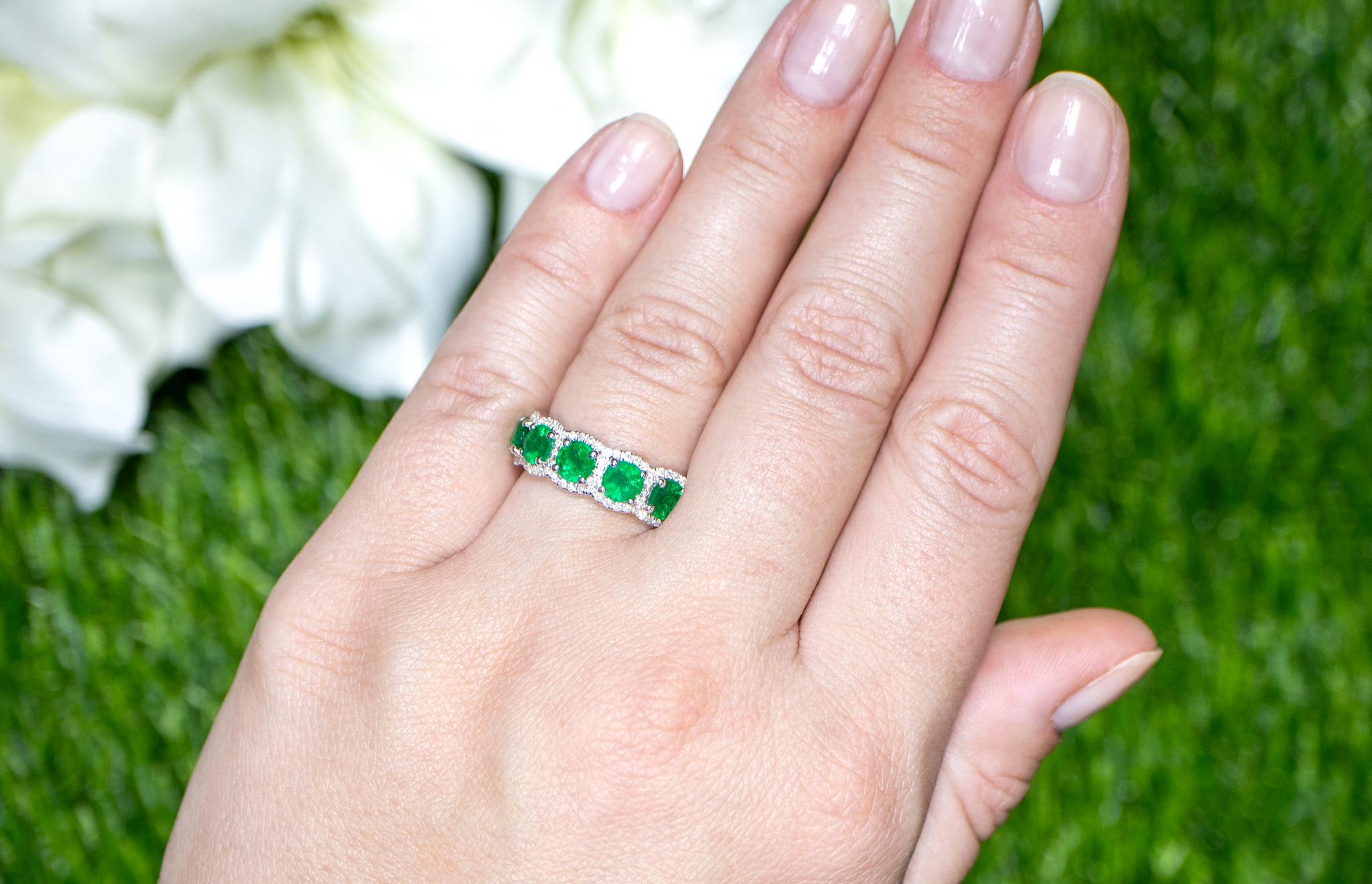 Women's or Men's Round Emerald Ring With Diamonds 1.97 Carats 18K Gold For Sale