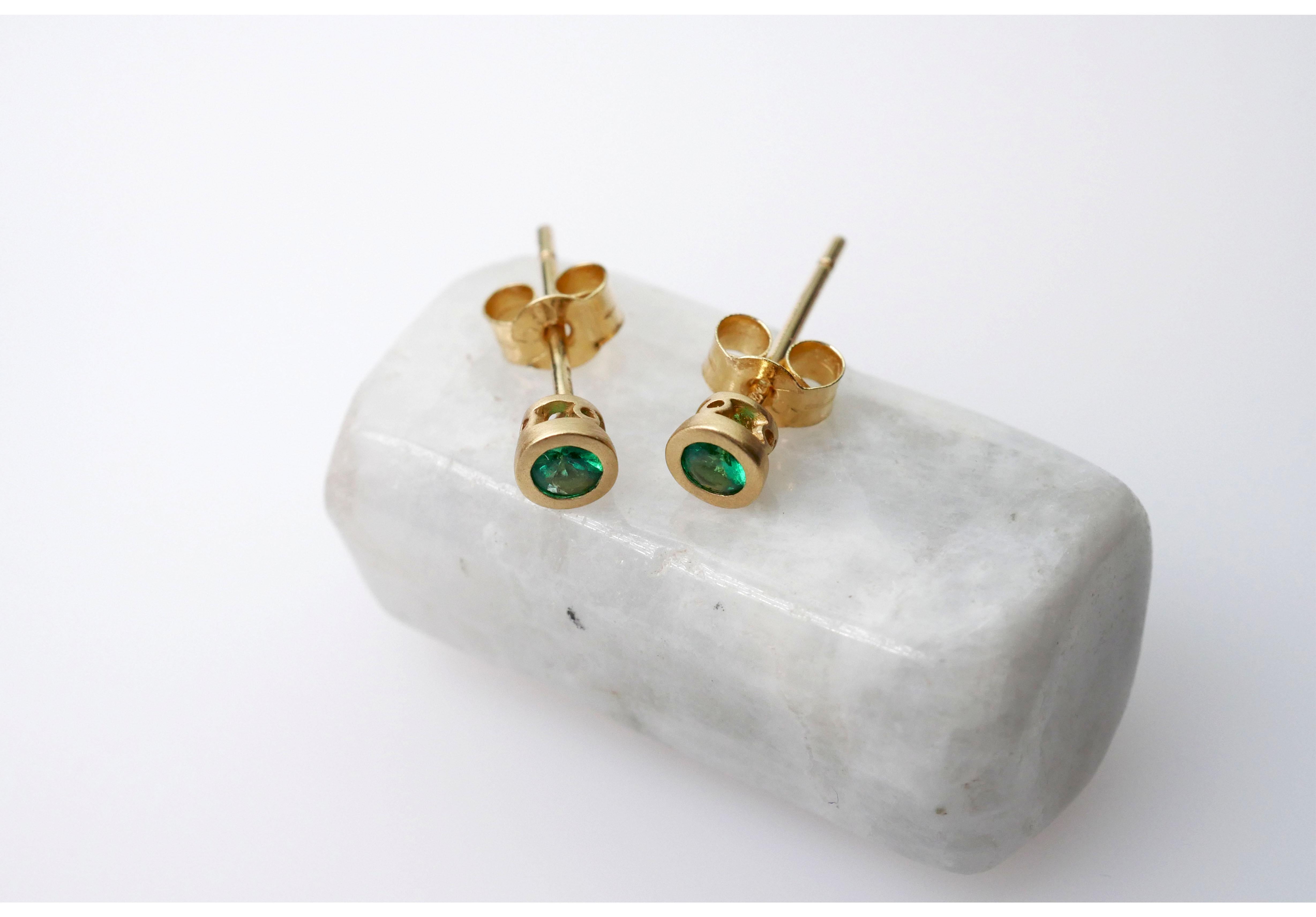 Contemporary Round Emerald Stud Earrings in 18 Karat Yellow Gold For Sale