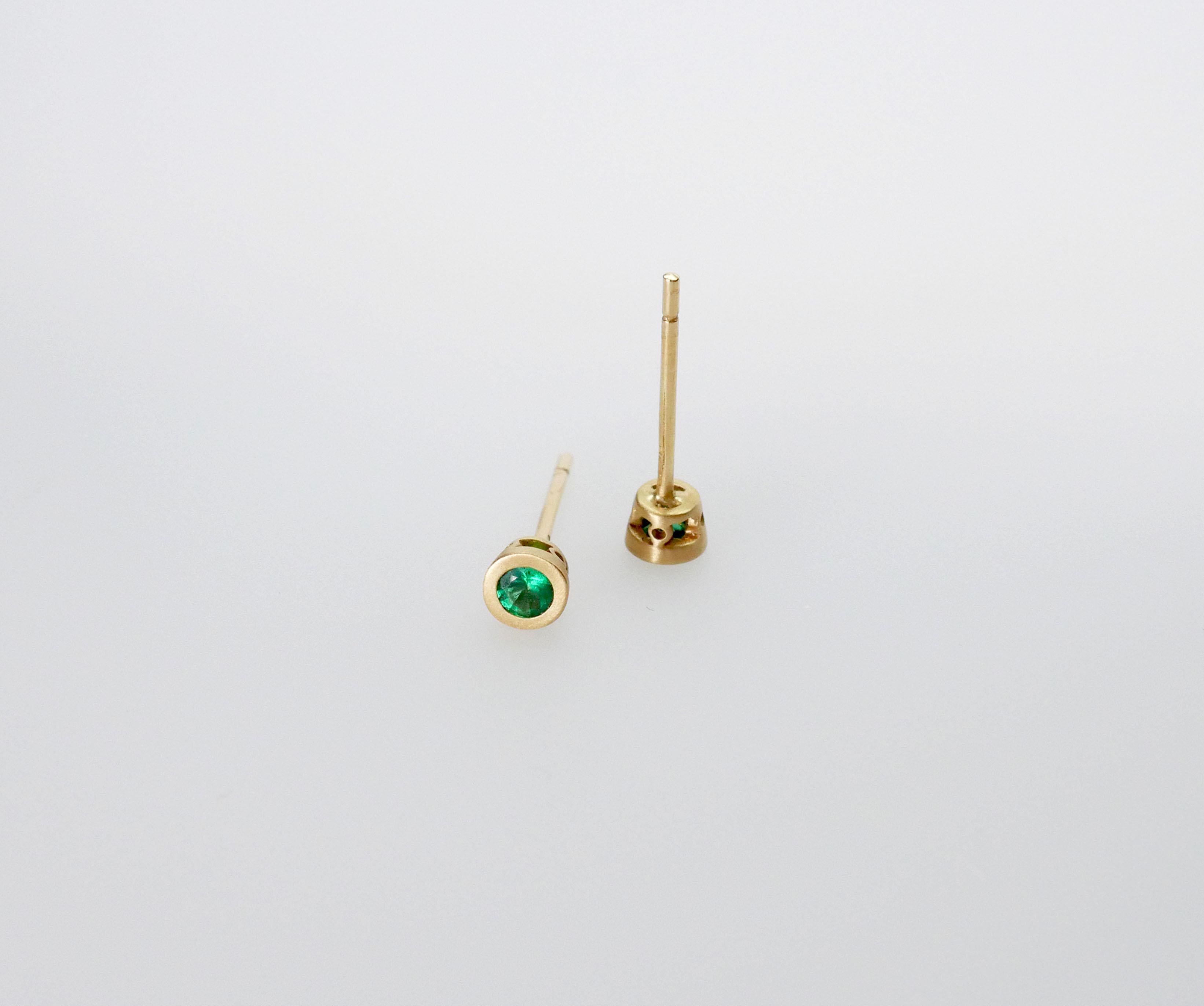 Round Cut Round Emerald Stud Earrings in 18 Karat Yellow Gold For Sale