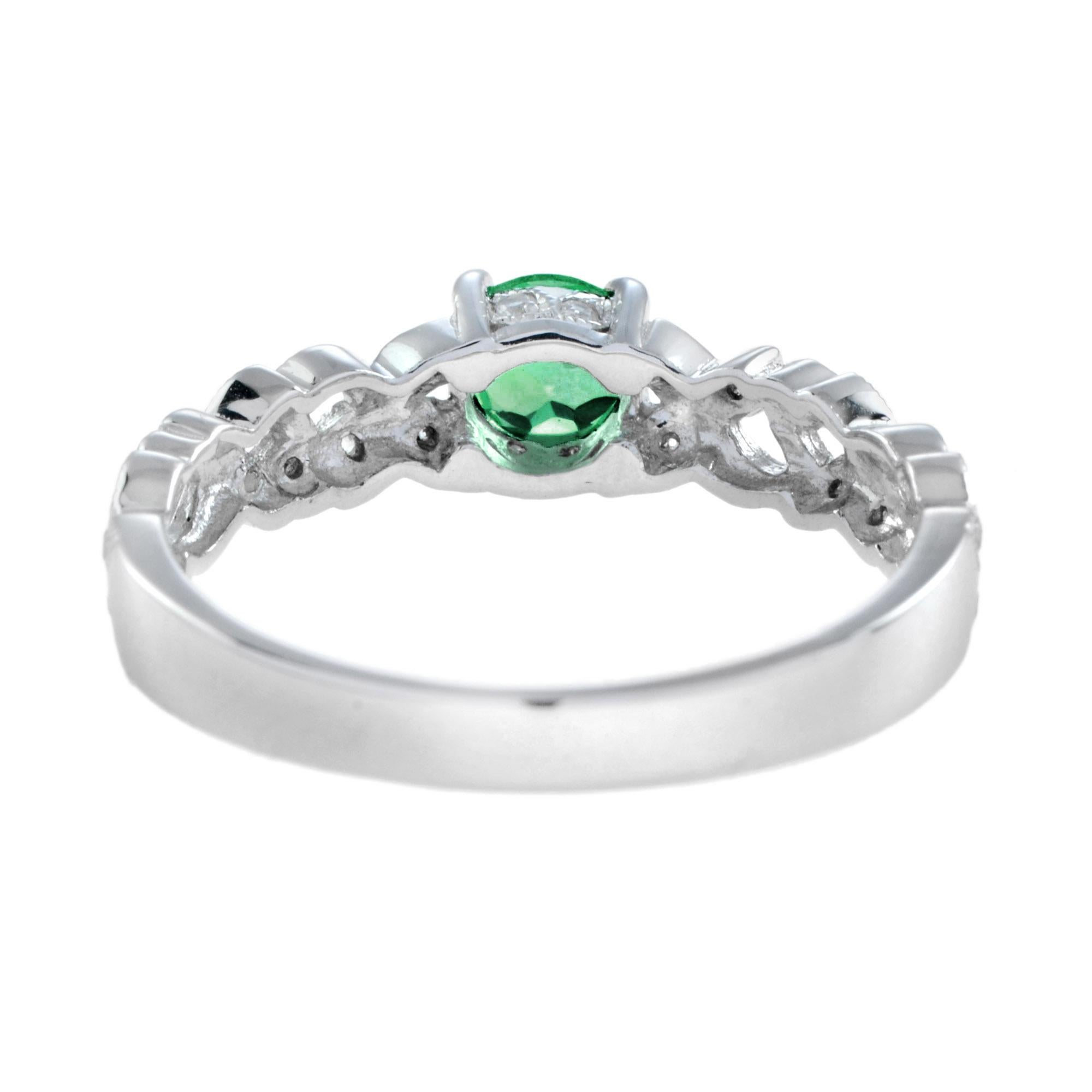 Round Emerald with Diamond Filigree Band Engagement Ring in 18K White Gold In New Condition For Sale In Bangkok, TH