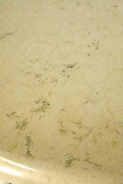 Table ronde de style Empire State Building avec plateau en marbre et base en fonte