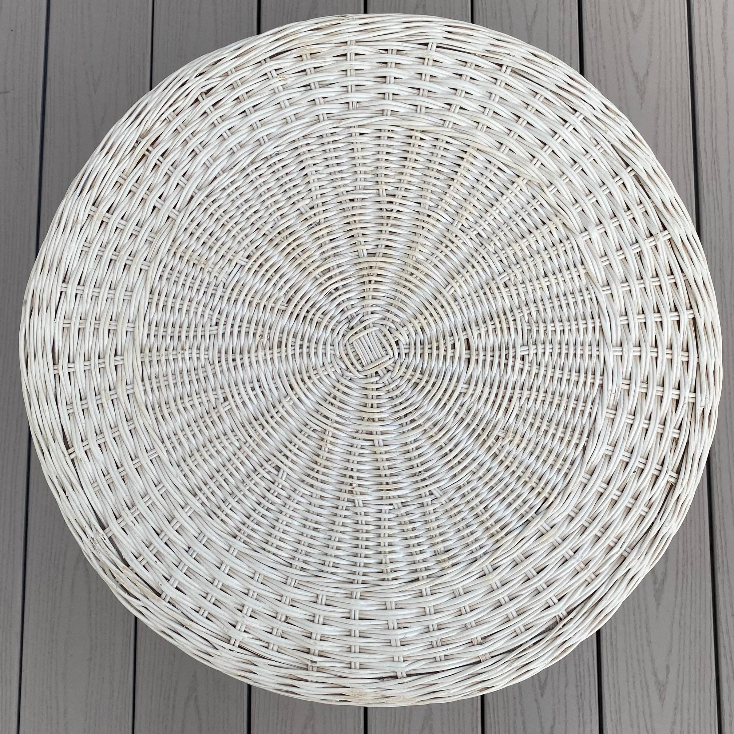 Round Empire Style White Woven Wicker Column Side End Table In Good Condition For Sale In Lambertville, NJ