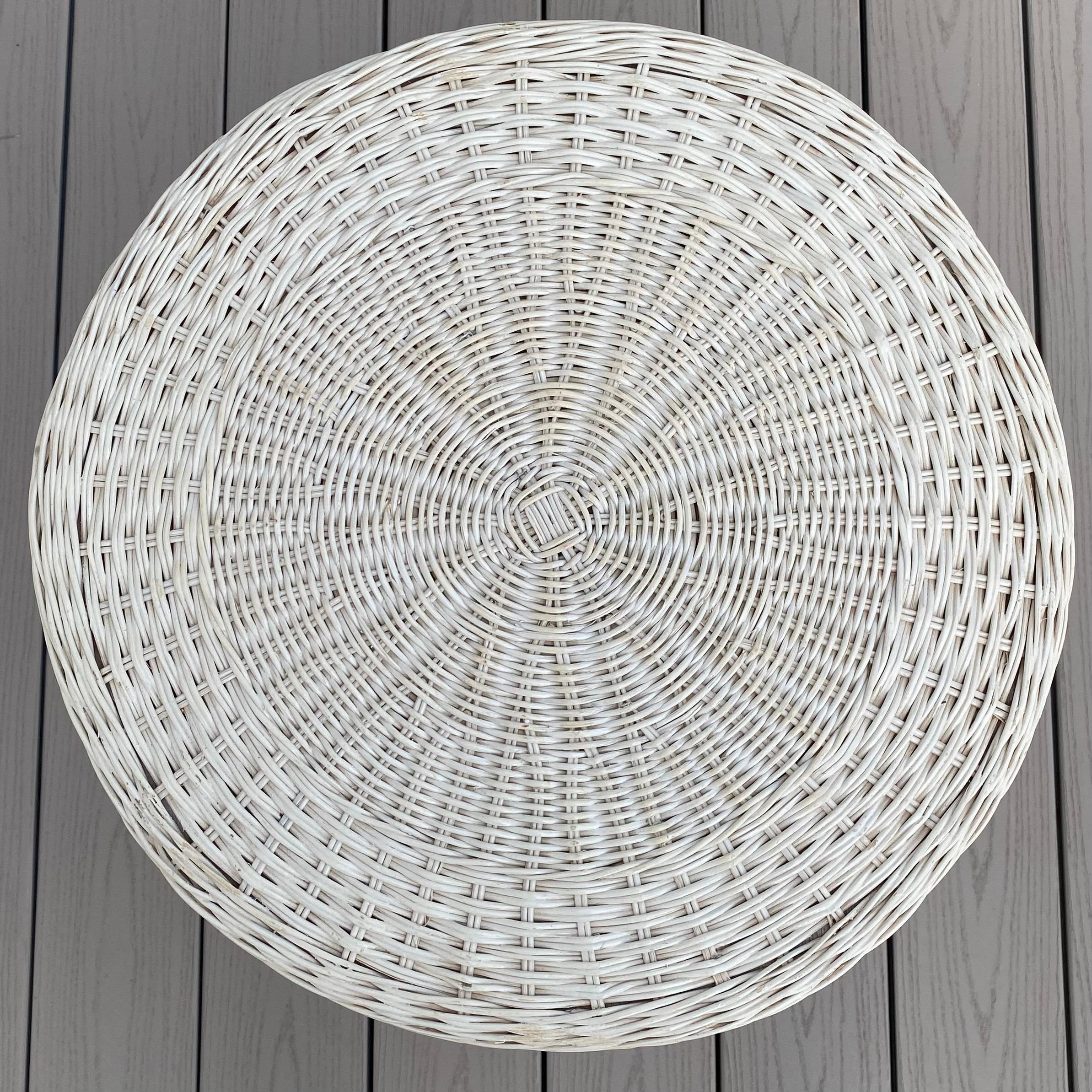 Round Empire Style White Woven Wicker Column Side End Table In Good Condition In Lambertville, NJ