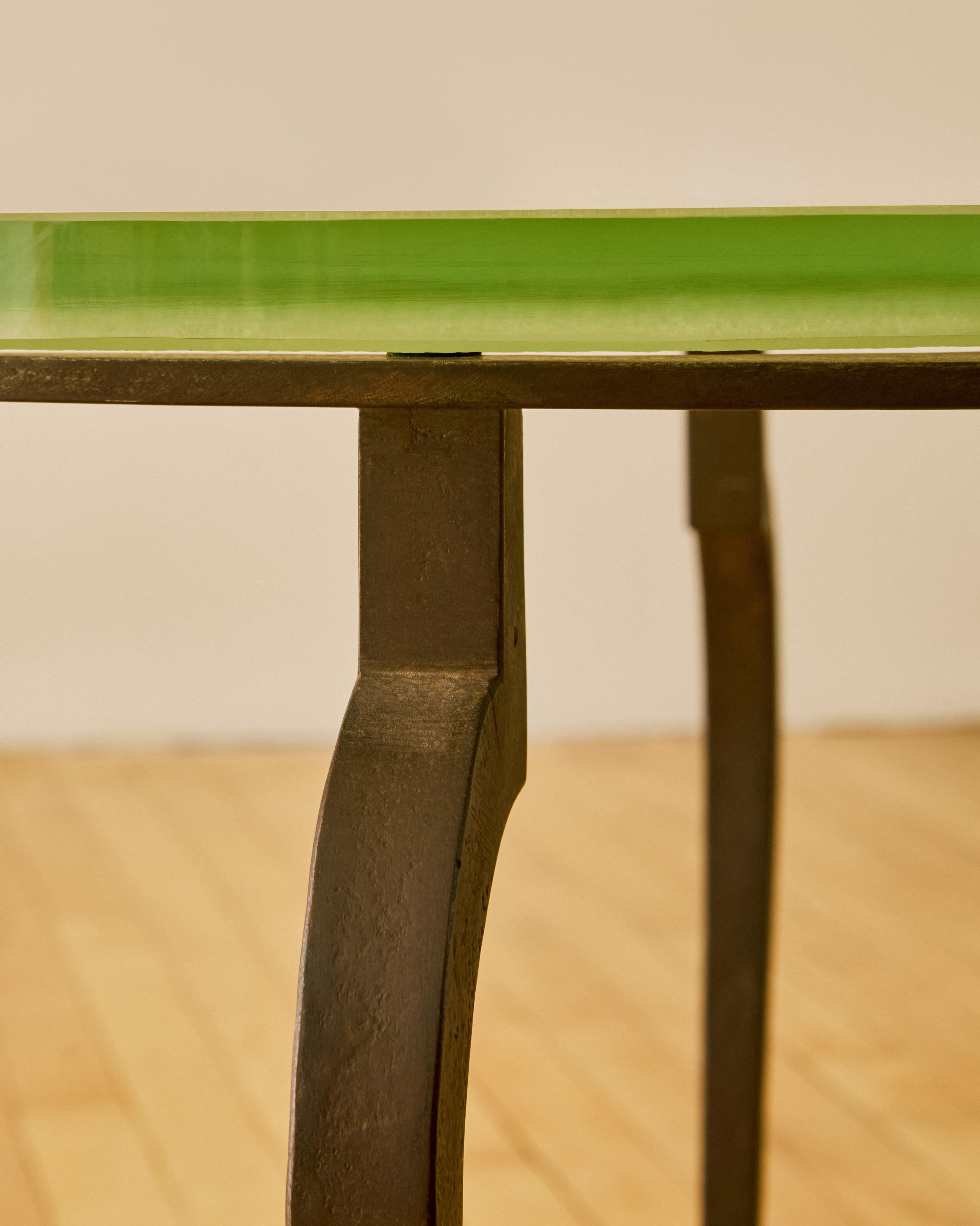 Round End Table With Textured Glass Top by Saint Gobain c. 1960 (Mitte des 20. Jahrhunderts) im Angebot