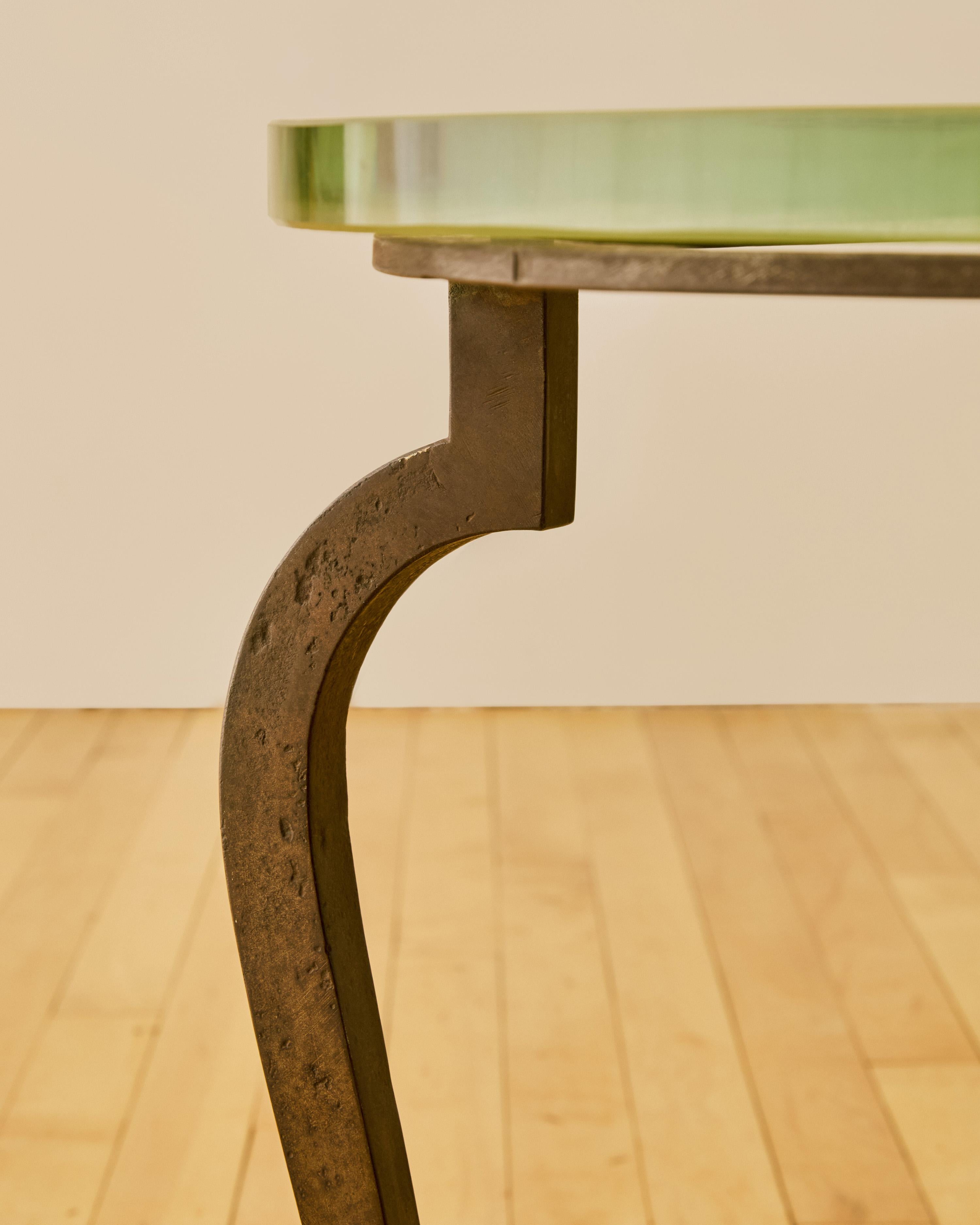 Round End Table With Textured Glass Top by Saint Gobain c. 1960 (Bronze) im Angebot